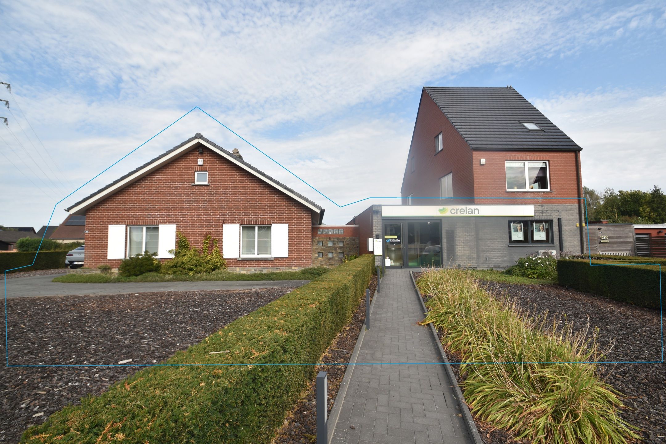 Instapklare villa/bungalow met aansluitend een kantoorruimte/handelsgelijkvloers op ruim perceel van +/- 30 are. Meerdere parkeerplaatsen foto 3