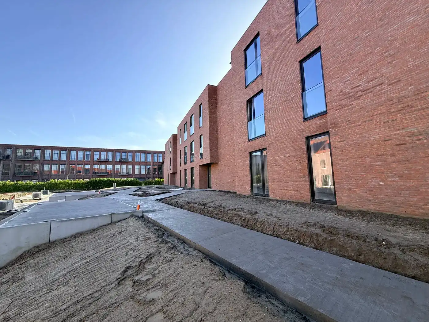 Ruim 2 slaapkamerappartement met tuin en zicht op het water foto 3