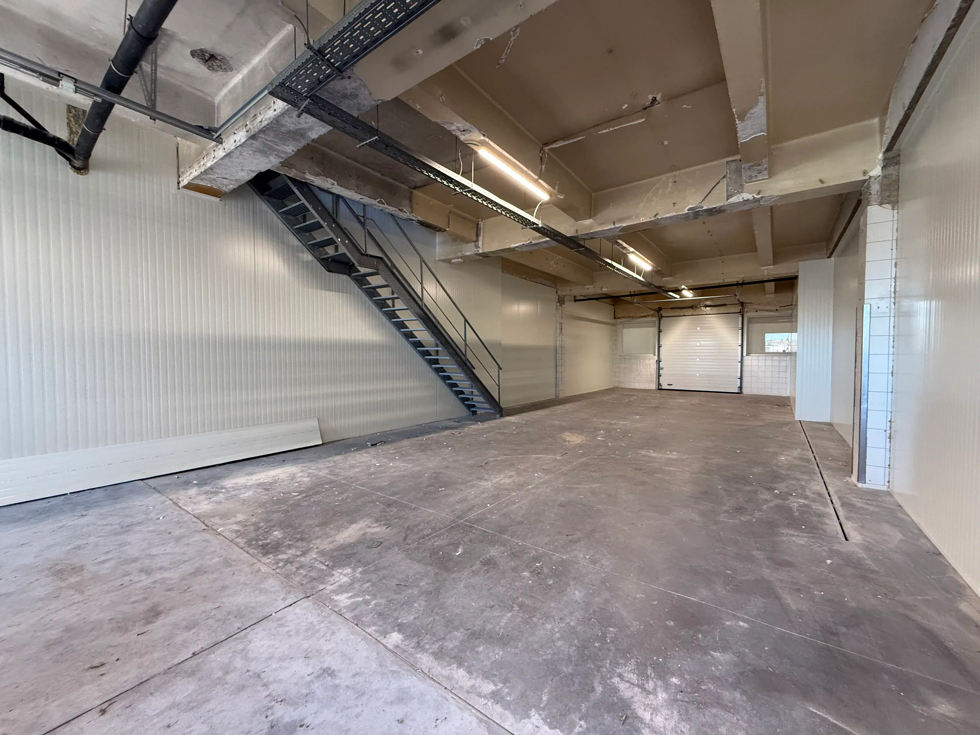 Functionele opslagruimte 280m²  met laad- en loskade foto 2