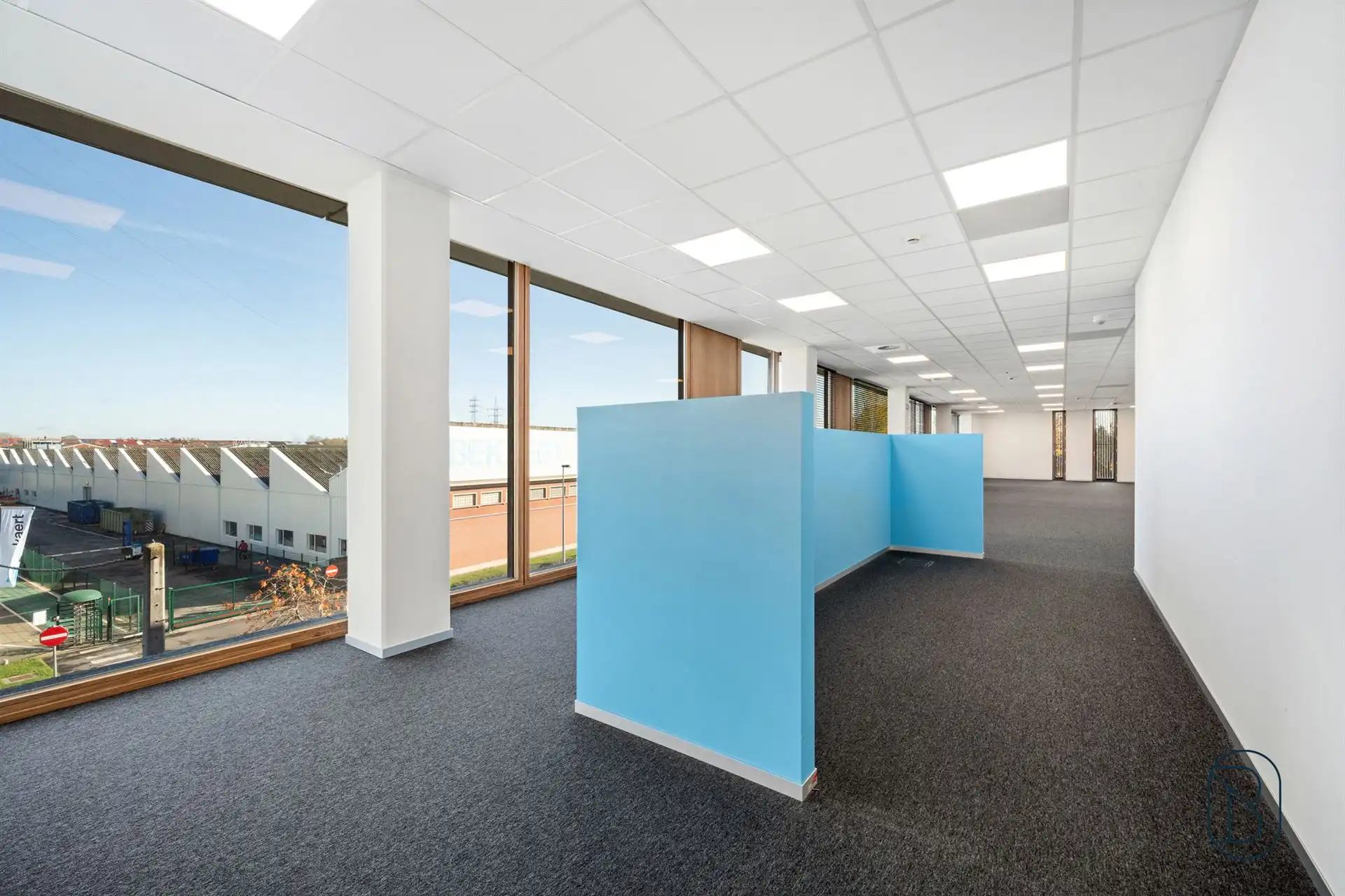 Lichtrijk groot kantoor in mooi bedrijfscomplex te Zwevegem foto 10