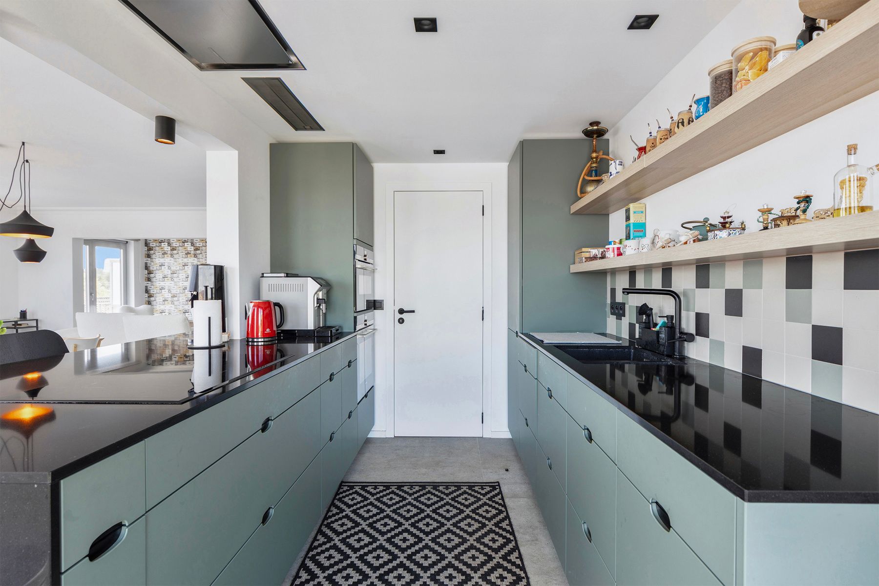 Stijlvol gerenoveerd appartement met 2 slaapkamers & kelder! foto 10