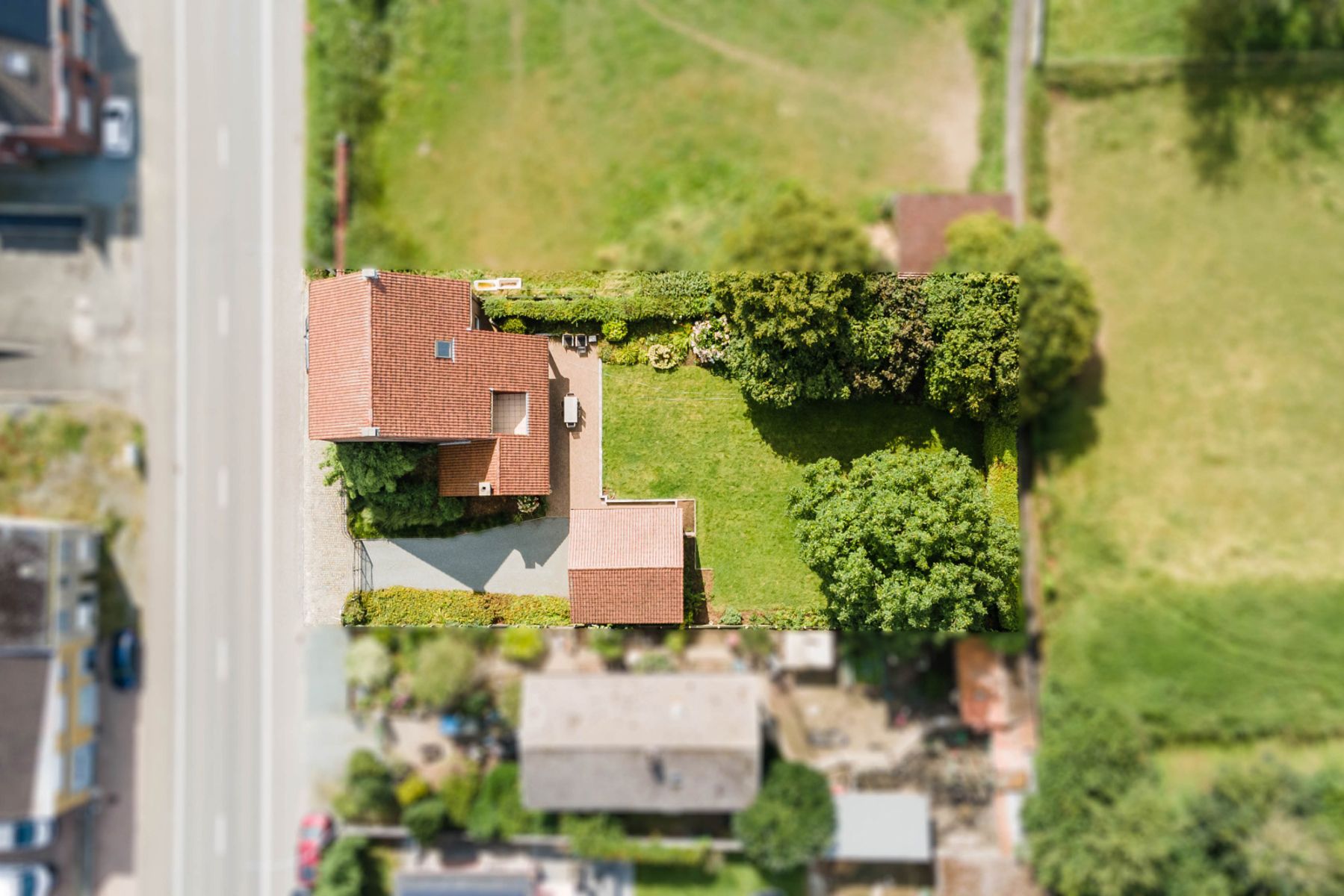 Karaktervolle burgerwoning met praktijkruimte, garage & tuin foto 3