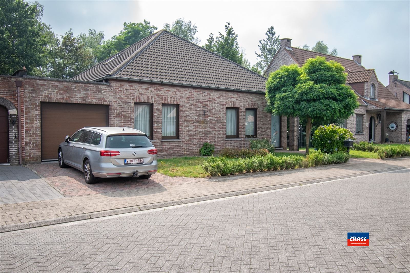 Charmante laagbouwvilla met twee slaapkamers, grote zolder, garage, oprit en mooie tuin op toplocatie ! foto 22