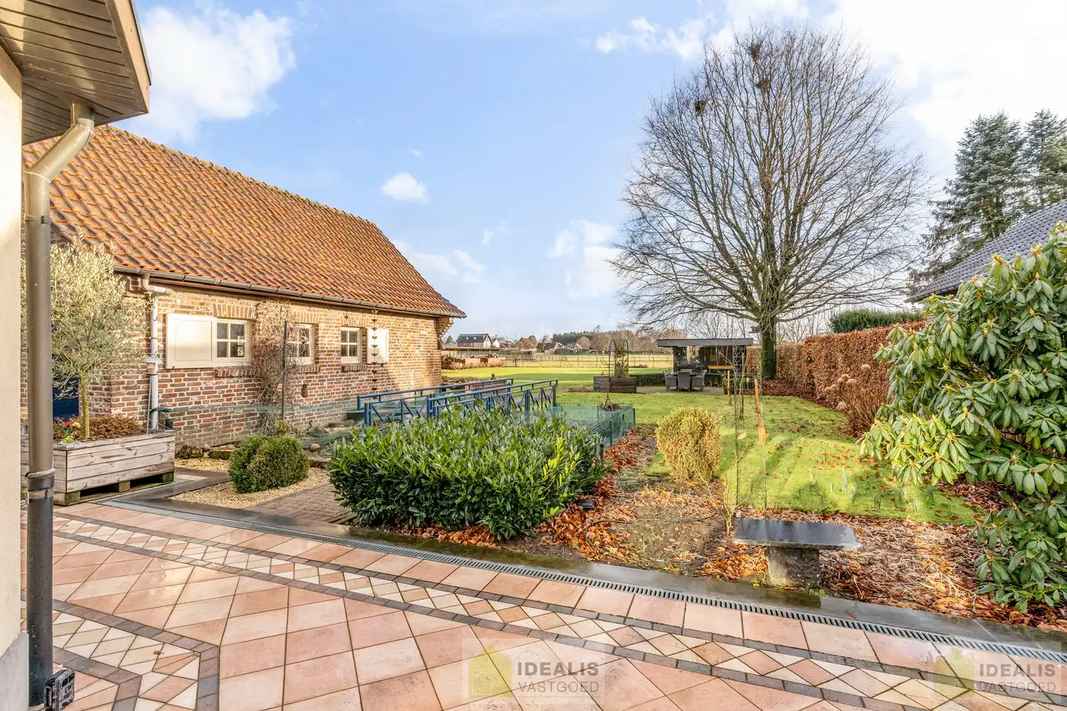 IDEALIS VASTGOED – ROYALE, INSTAPKLARE EN ZEER GOED ONDERHOUDEN GEZINSWONING OP EEN RUIM EN RUSTIG PERCEEL VAN 44A 33CA MET 5 KNAPPE SLAAPKAMERS, HEERLIJKE VERANDA, VRIJSTAANDE GARAGE EN 32 ZONNEPANELEN MÉT CERTIFICATEN ÉN ZONNEBOILER - De woning omvat maar liefst +- 265m² bewoonbare oppervlakte met ruime woonkamer, uitgeruste keuken, 5 slaapkamers, badkamer, vrijstaande garage én 32 zonnepanelen. De woning is rustig gelegen op een perceel met een opp. van 44a 33ca. foto 8