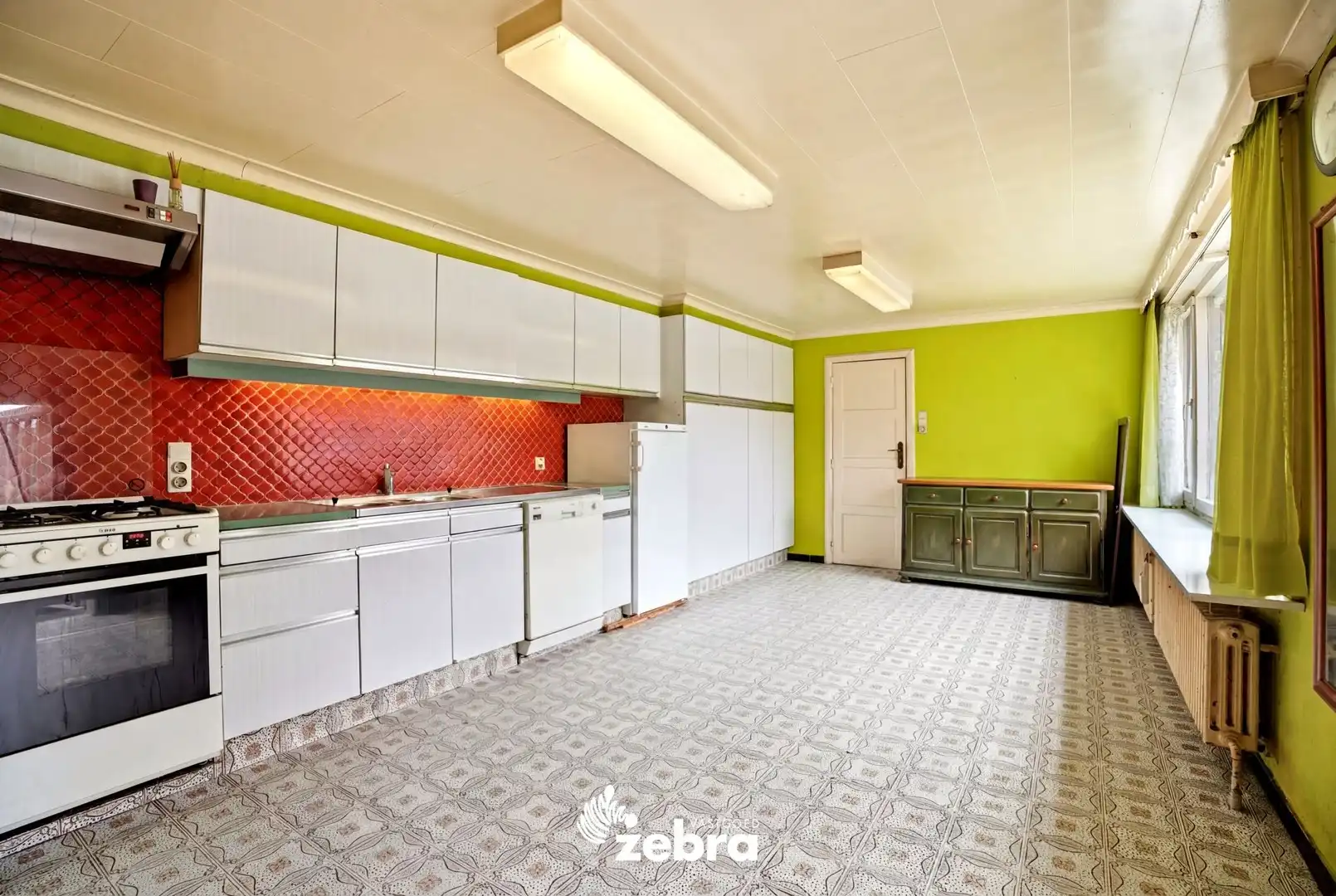 Ruime woning met 4 slaapkamers en tuin te Oostrozebeke! foto 10