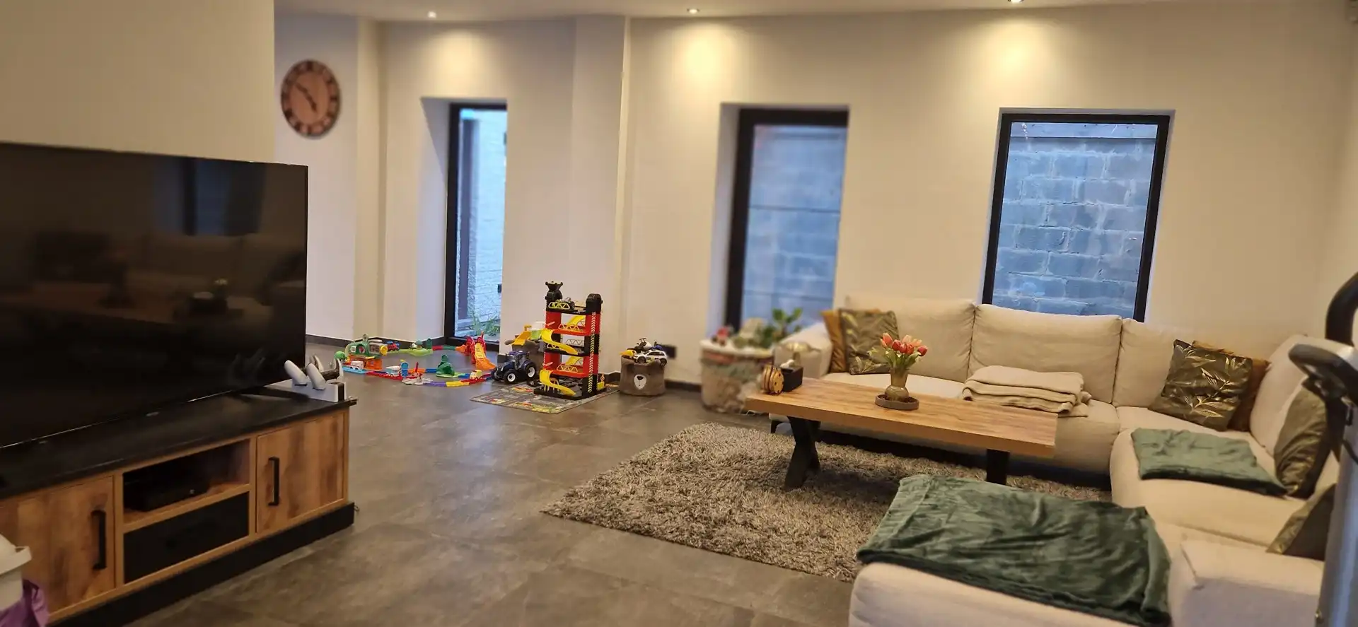 Prachtig  gerenoveerde en rustig gelegen EENGEZINSWONING (2024), bewoonbaar: 192m², met mooie leefruimten, 3 slaapkamers, garage 2 wagens en grote tuin op 14 are 54 ca. foto 17