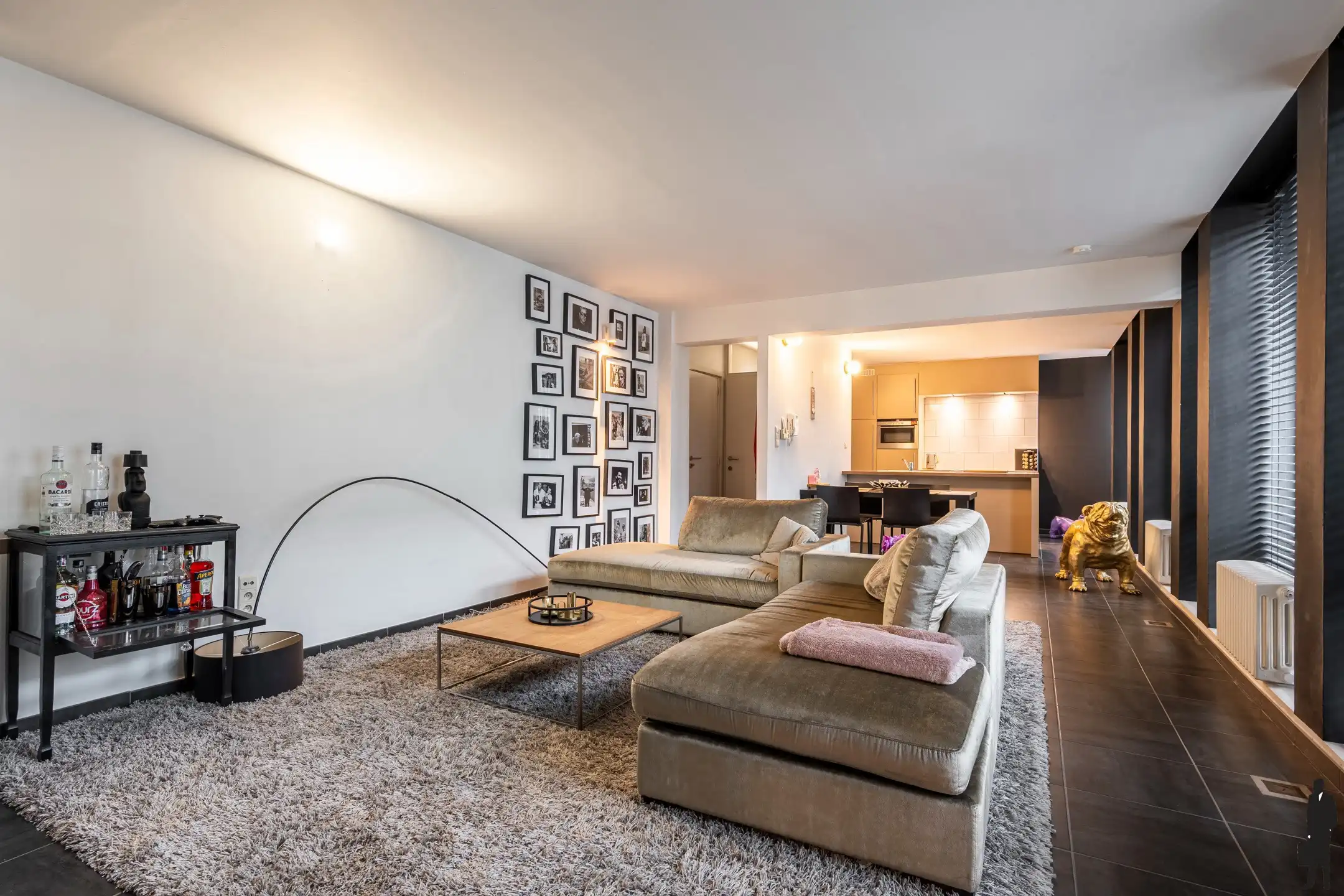 Stijlvol bemeubeld appartement van 97m² met unieke bankkluis foto 4