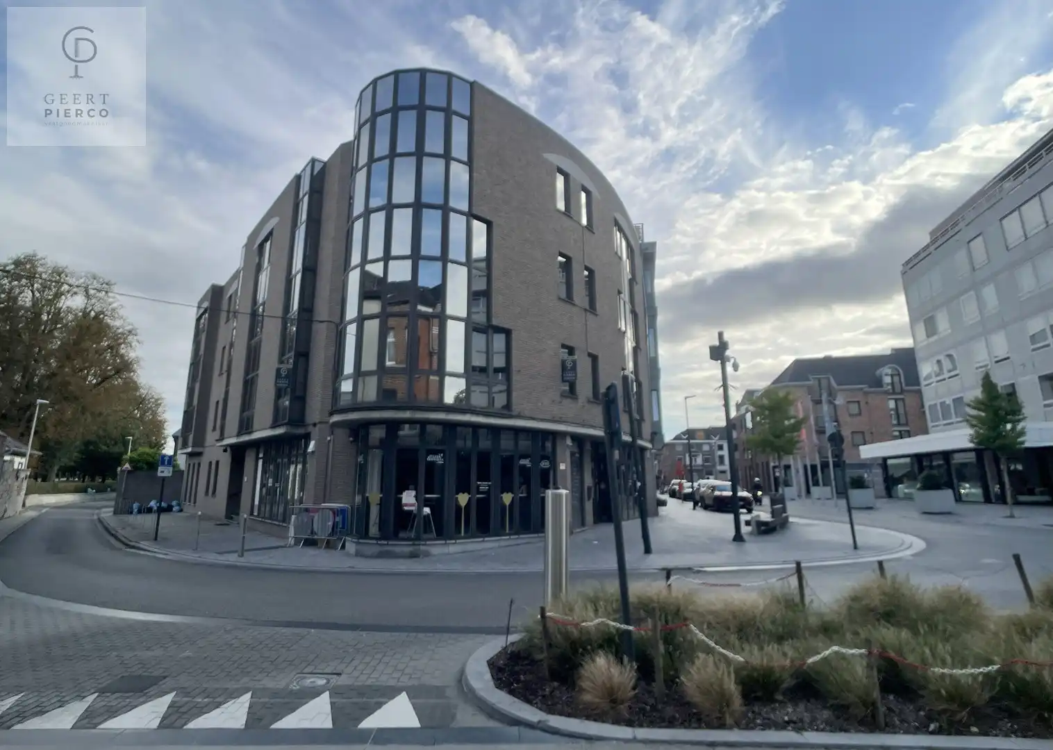 Aan Sint-Anneke 26 bus 102 te Sint-Truiden treffen we dit ruime appartement met drie slaapkamers en kelder. De centrale ligging (200m van Grote Markt) zorgt voor een optimaal bereik van winkels, station, scholen en eveneens de groene omgeving van de stadsvesten en het stadspark. foto 2