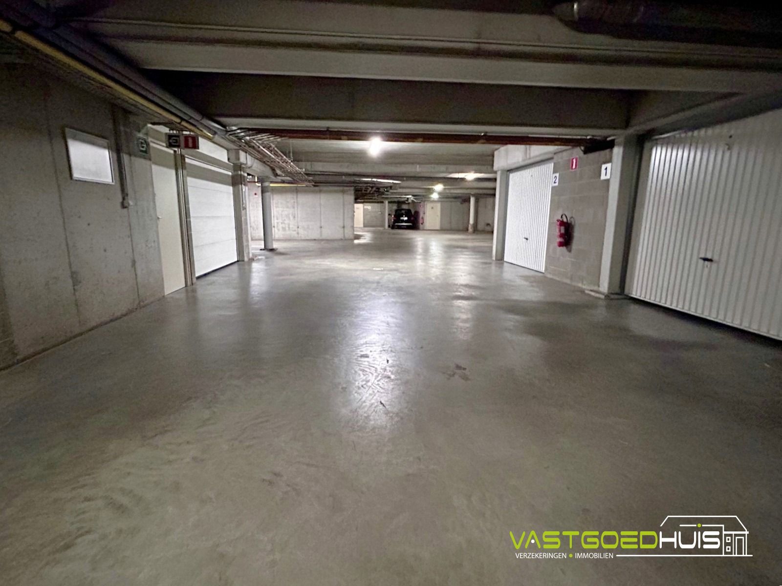 Instapklaar tweeslaapkamerappartement met terras en garage foto 27