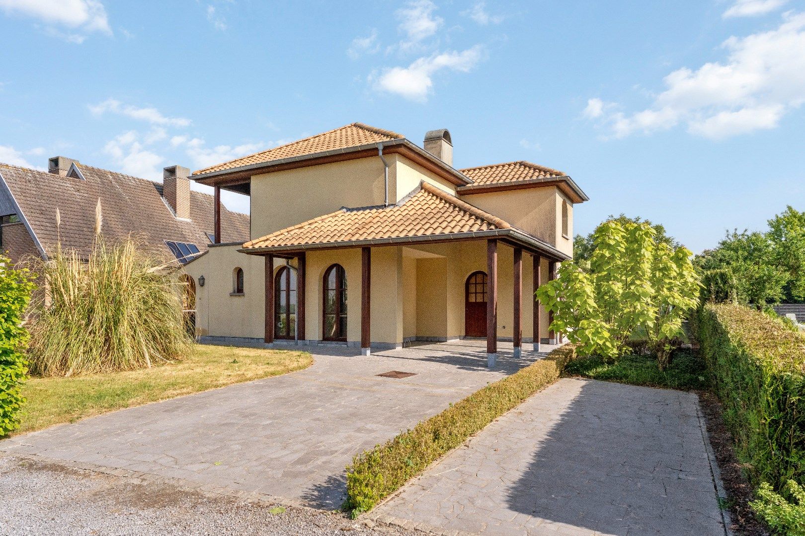 RUSTIG GELEGEN ALLEENSTAANDE VILLA MET 4 SLPKS OP 922 m² foto 2