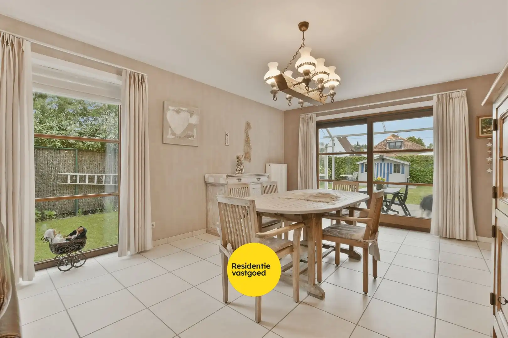 Instapklare halfopen bebouwing met 3 slaapkamers en tuin in De Haan! foto 5