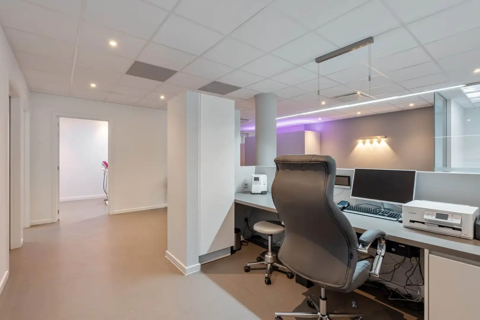 Ruim, zeer energiezuinig kantoor in het centrum van Neeroeteren met diverse mogelijkheden!   foto 9