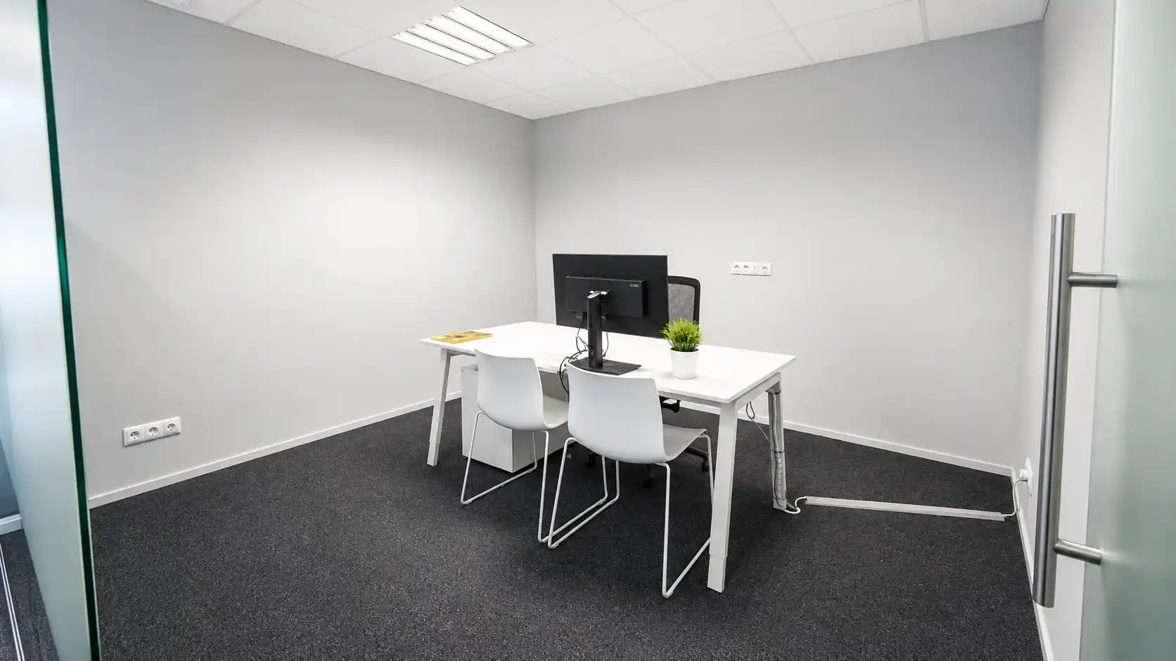 Ruime en professioneel uitgeruste kantoorruimte foto 6