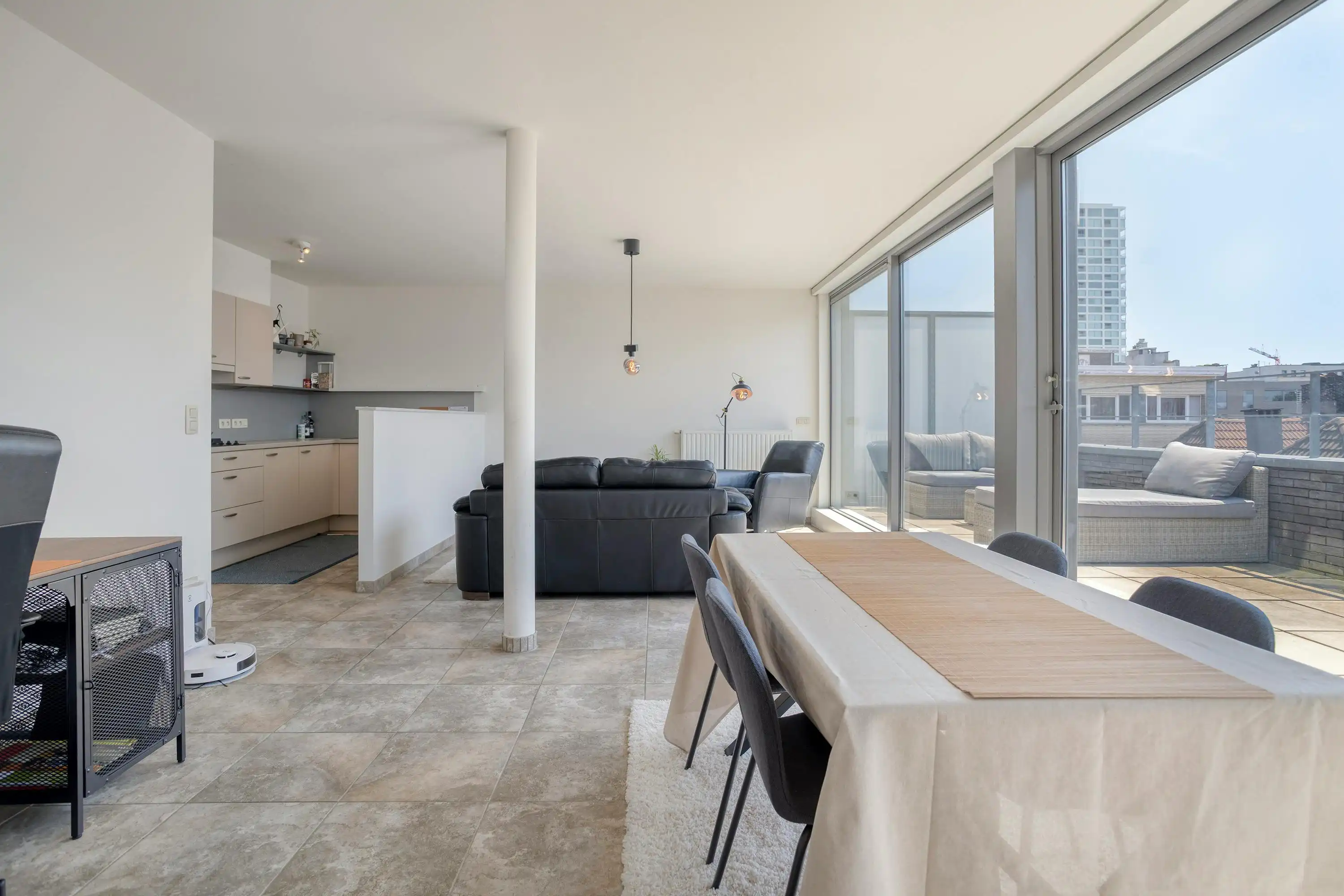 Lichtrijk appartement met ruim terras te koop in Antwerpen foto {{pictureIndex}}