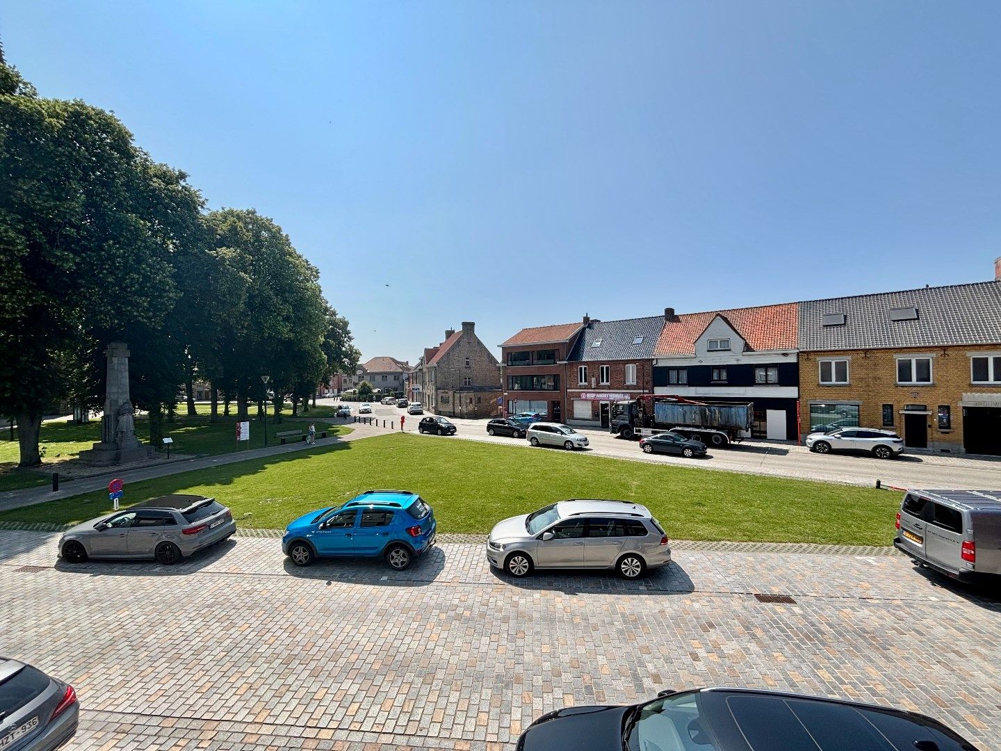 Centraal gelegen eigendom onder de kerktoren van Langemark – Markt Langemark foto 3