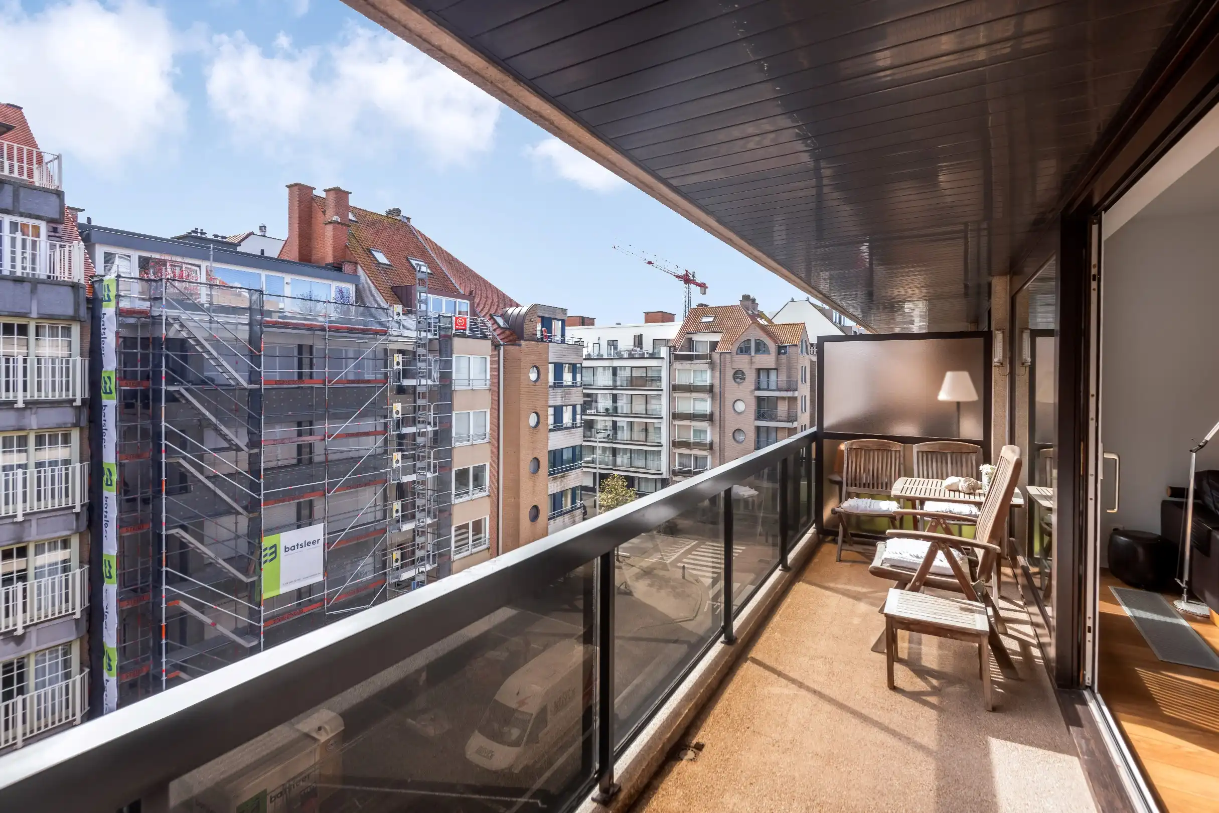 Instapklaar zuidgericht appartement, centraal gelegen dichtbij het strand en de winkels. Parking mogelijk. foto 2