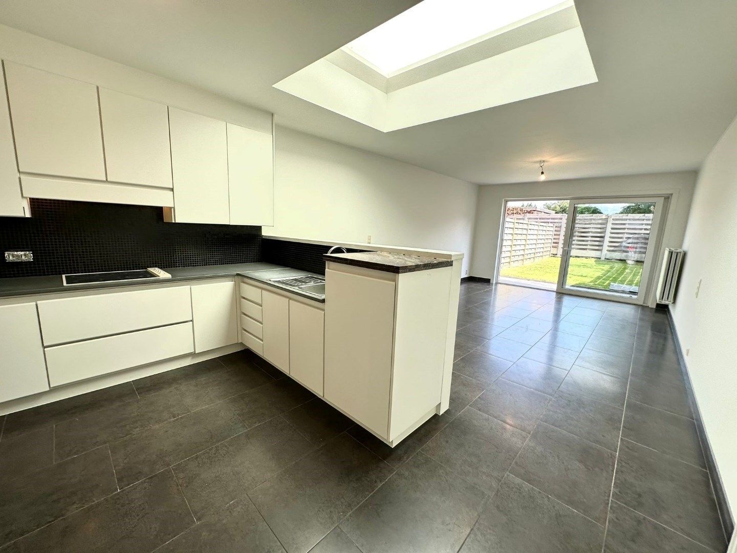 Instapklare en gezellige woning met tuin in het centrum van Roeselare foto {{pictureIndex}}