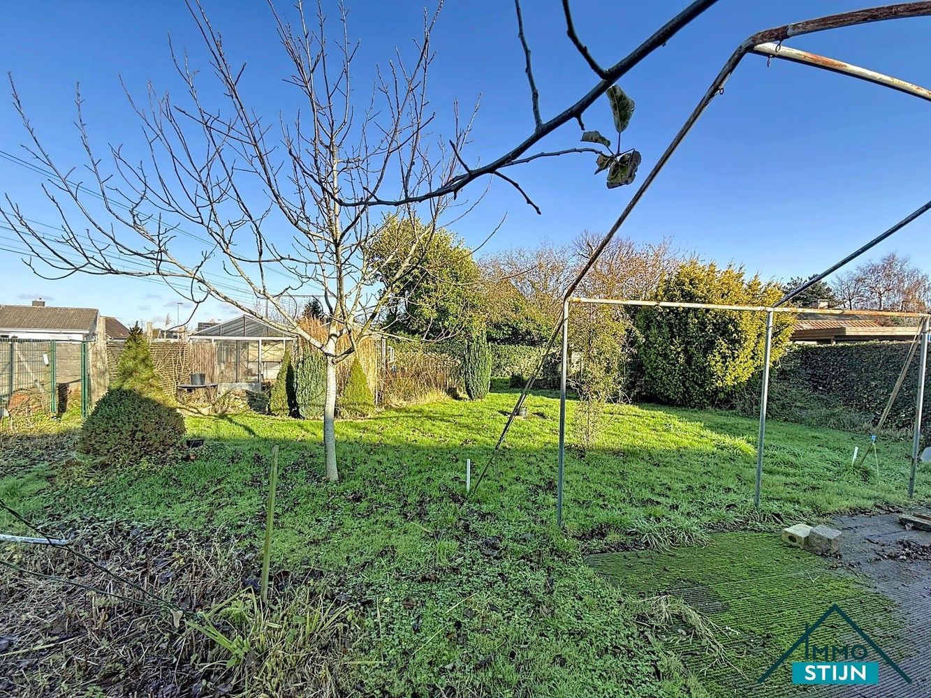 Ruime te renoveren woning met veel potentieel foto 18