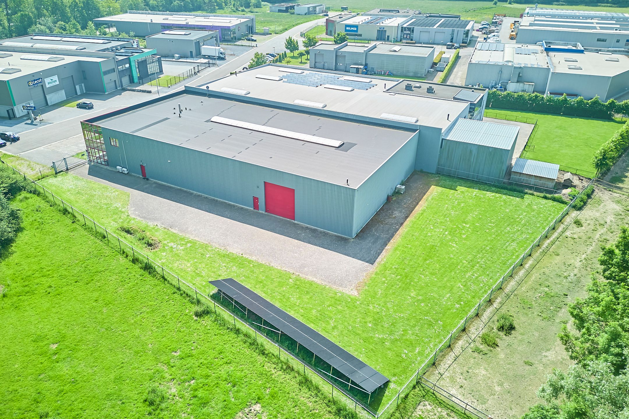  TE KOOP - HAL & KANTOOR in topconditie foto {{pictureIndex}}