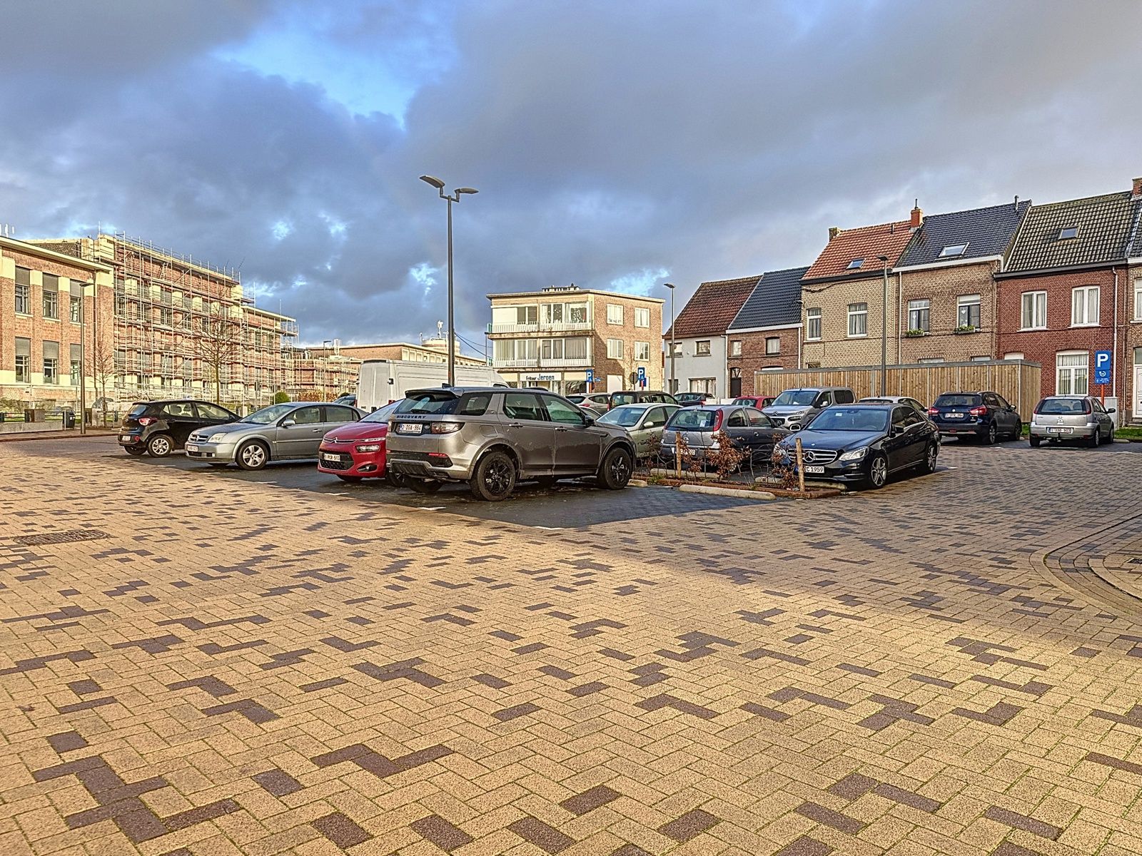 Commercieel gelegen hoekpand met vlotte connectie naar A12 foto 7