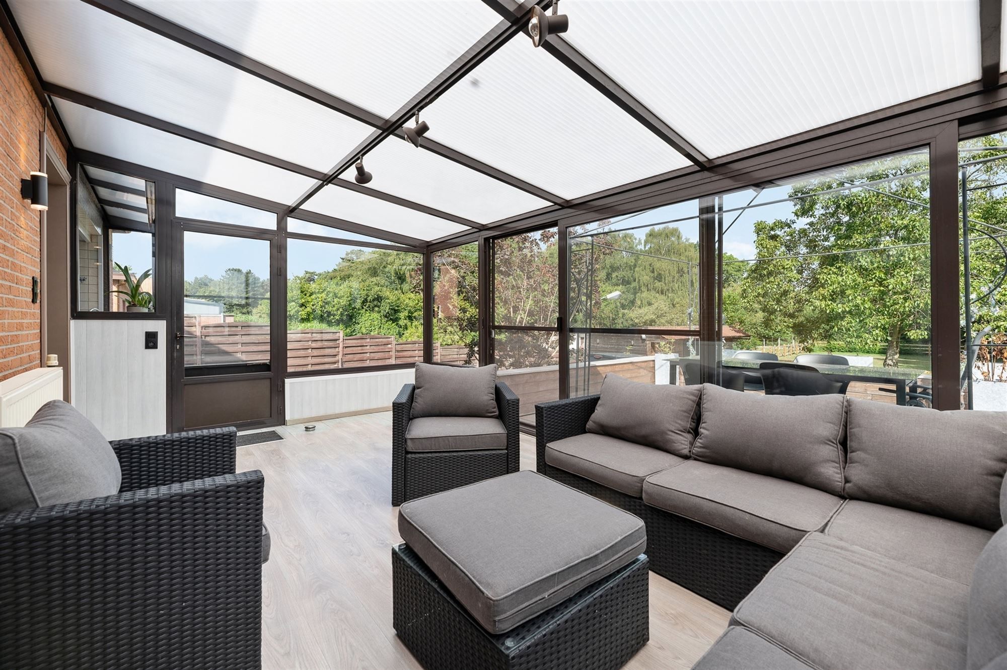 ZEER RUIME EN RECENT GERENOVEERDE WONING OP EEN PERCEEL VAN 2367m² UITGERUST MET EEN VERGUNDE PAARDENSTAL EN ACHTERLIGGENDE WEIDE foto 18