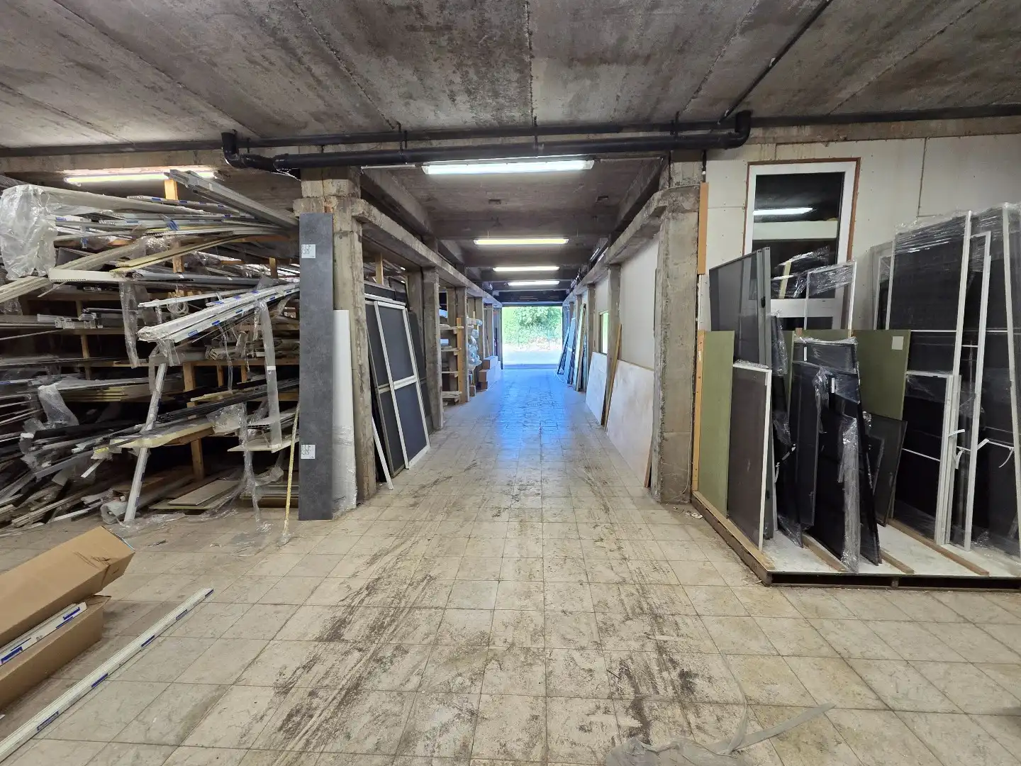 Magazijn van 220m² op commercieel centrum Pottelberg foto 3