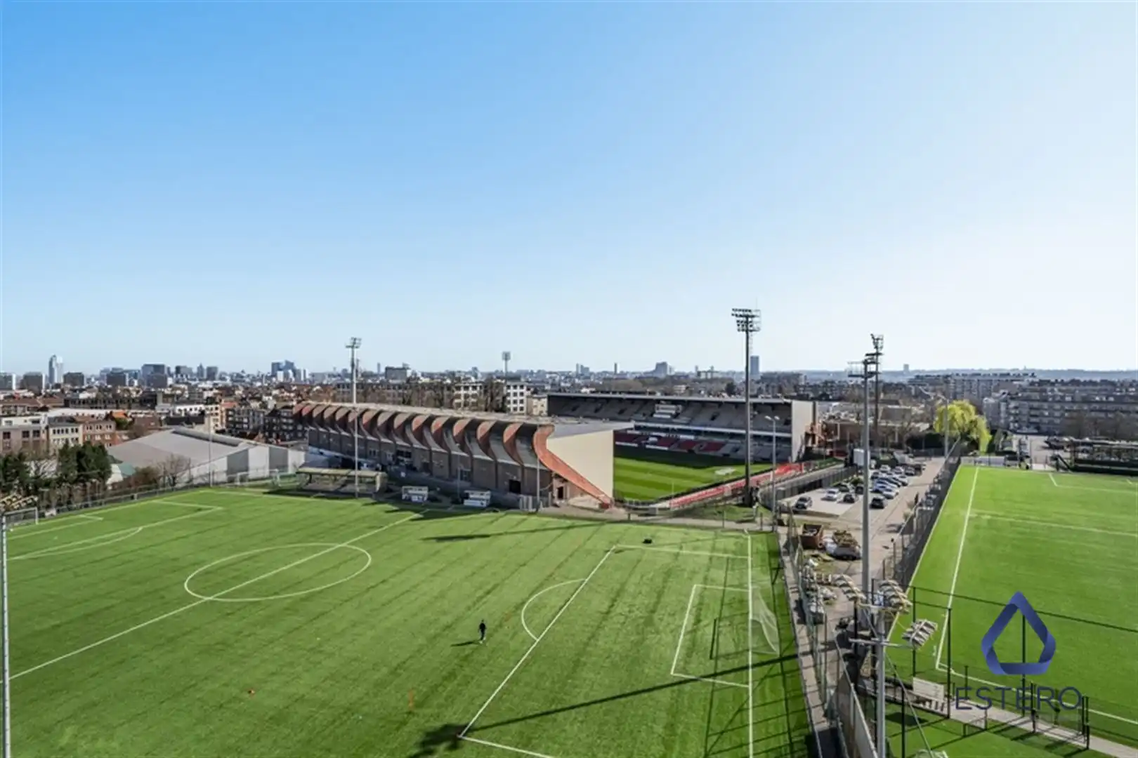 Ruim 2-slpkappartement met terras en uitzicht op de stad foto 14