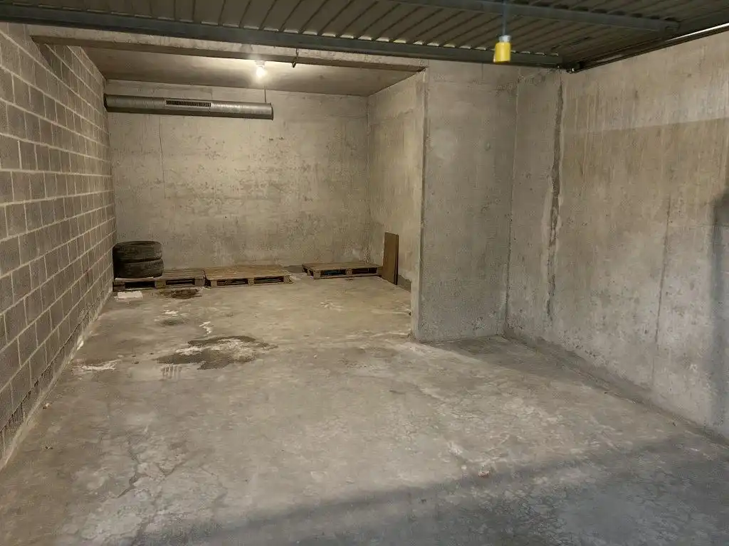 Ruime garage op centrale locatie foto 3