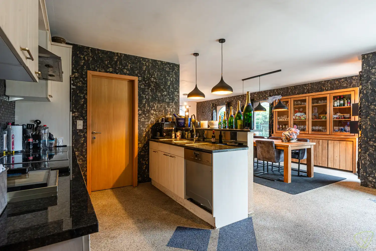 Ruime en moderne woning te koop in een rustige woonwijk net buiten het centrum met 3 slaapkamers, bureau en tuin - perfect voor comfortabel en gezinsvriendelijk wonen! foto 8