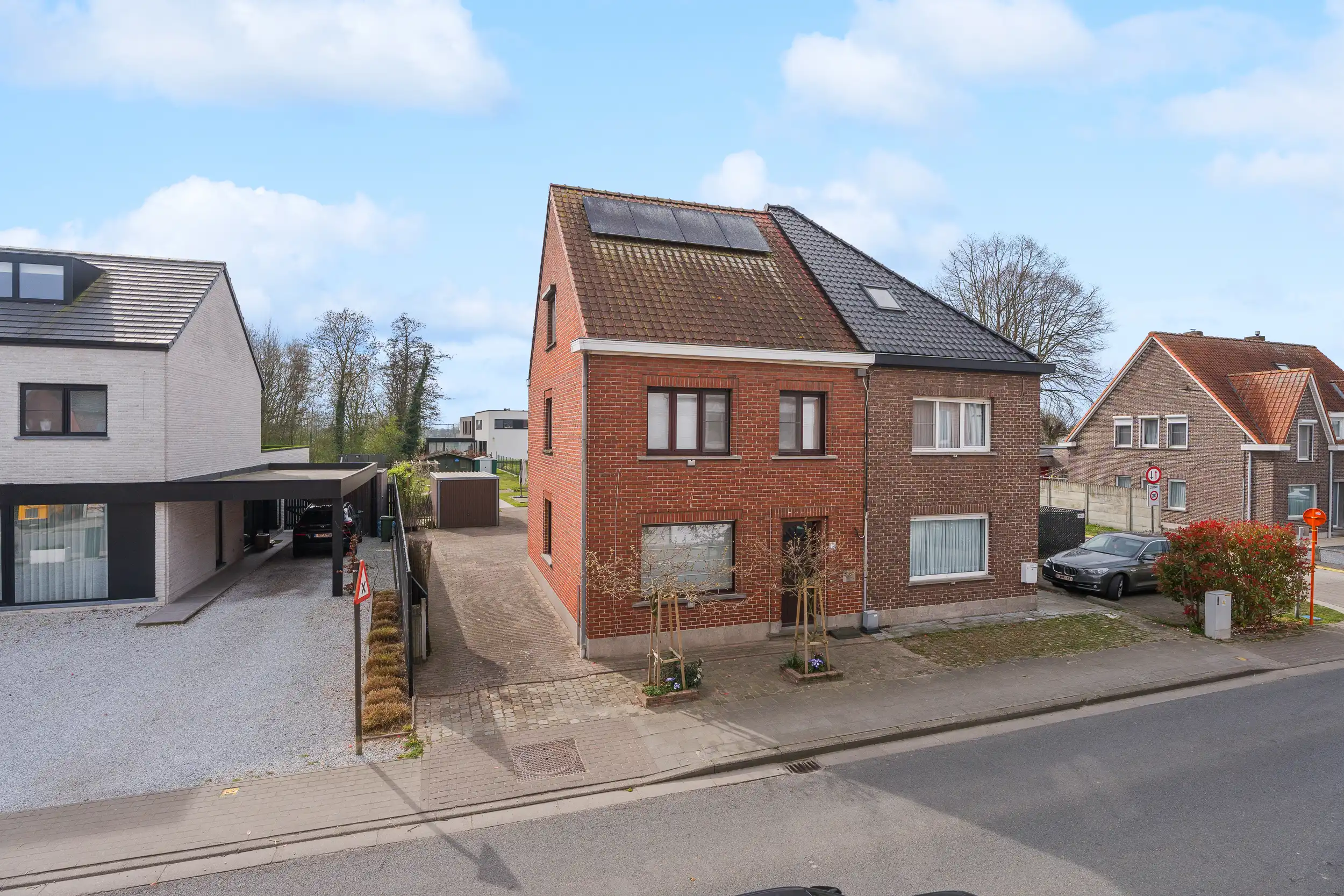 Ruime gezinswoning met 4 slpk, zonnepanelen & zonnige tuin foto {{pictureIndex}}