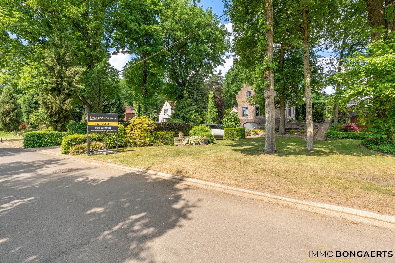 Zeer ruime woning op een leuke locatie te Bret-Gelieren. foto {{pictureIndex}}