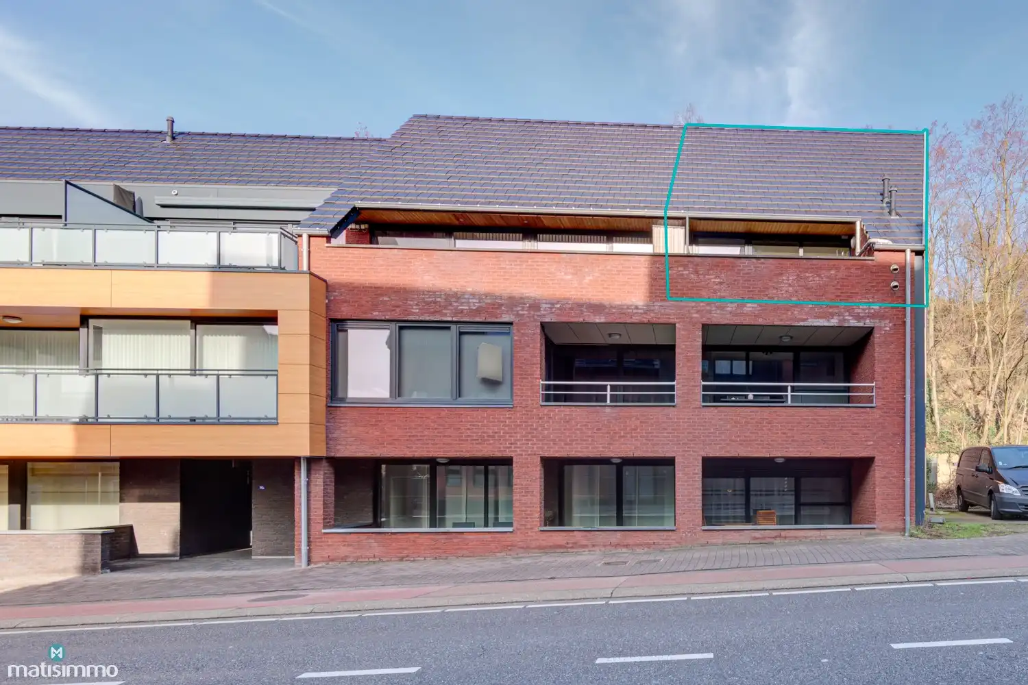 DUPLEXAPPARTEMENT MET 3 SLAAPKAMERS, TERRAS EN ONDERGRONDSE AUTOSTAANPLAATS NABIJ HET CENTRUM VAN BILZEN foto {{pictureIndex}}