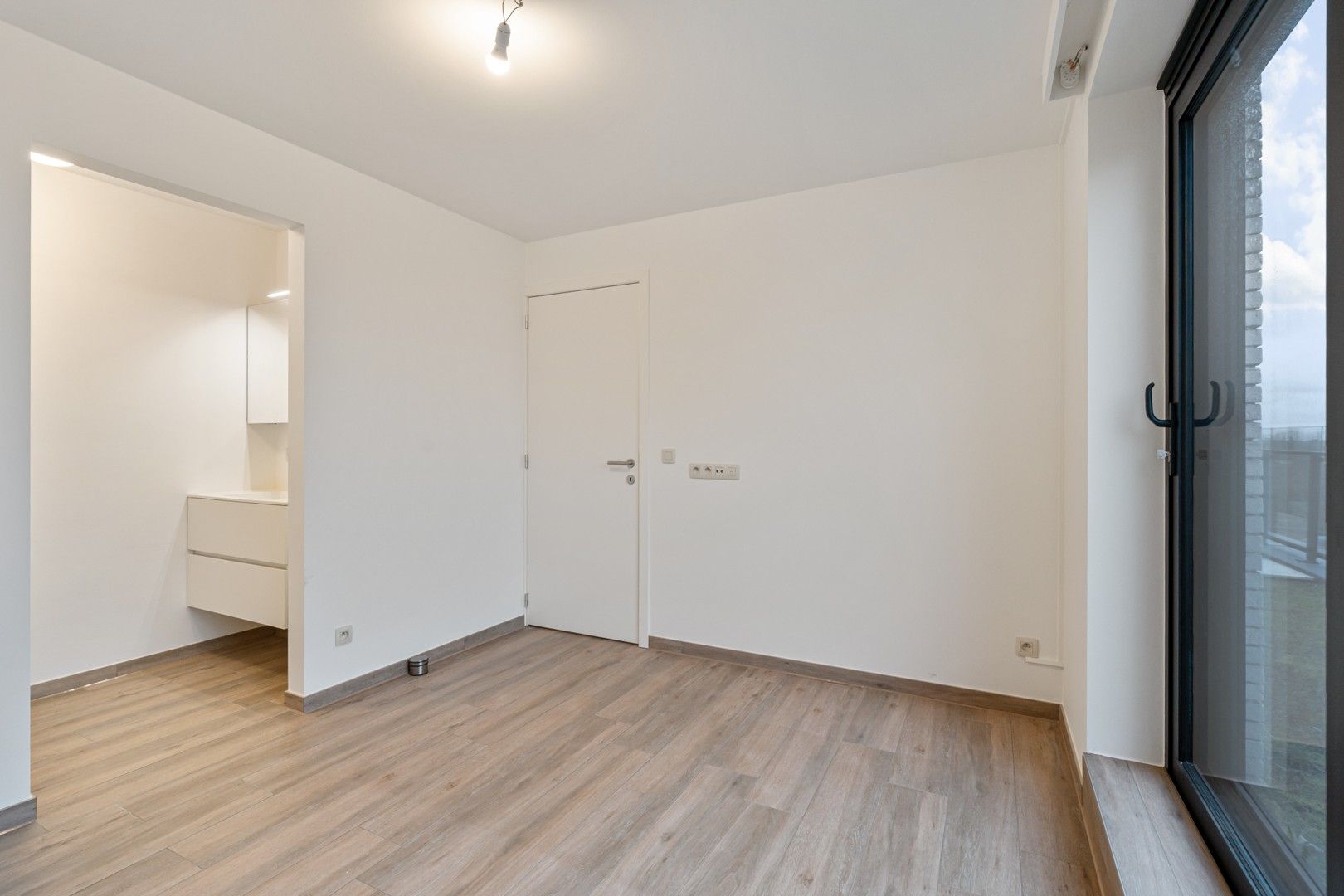 Modern appartement met ruim terras, groen uitzicht en garage. foto 10