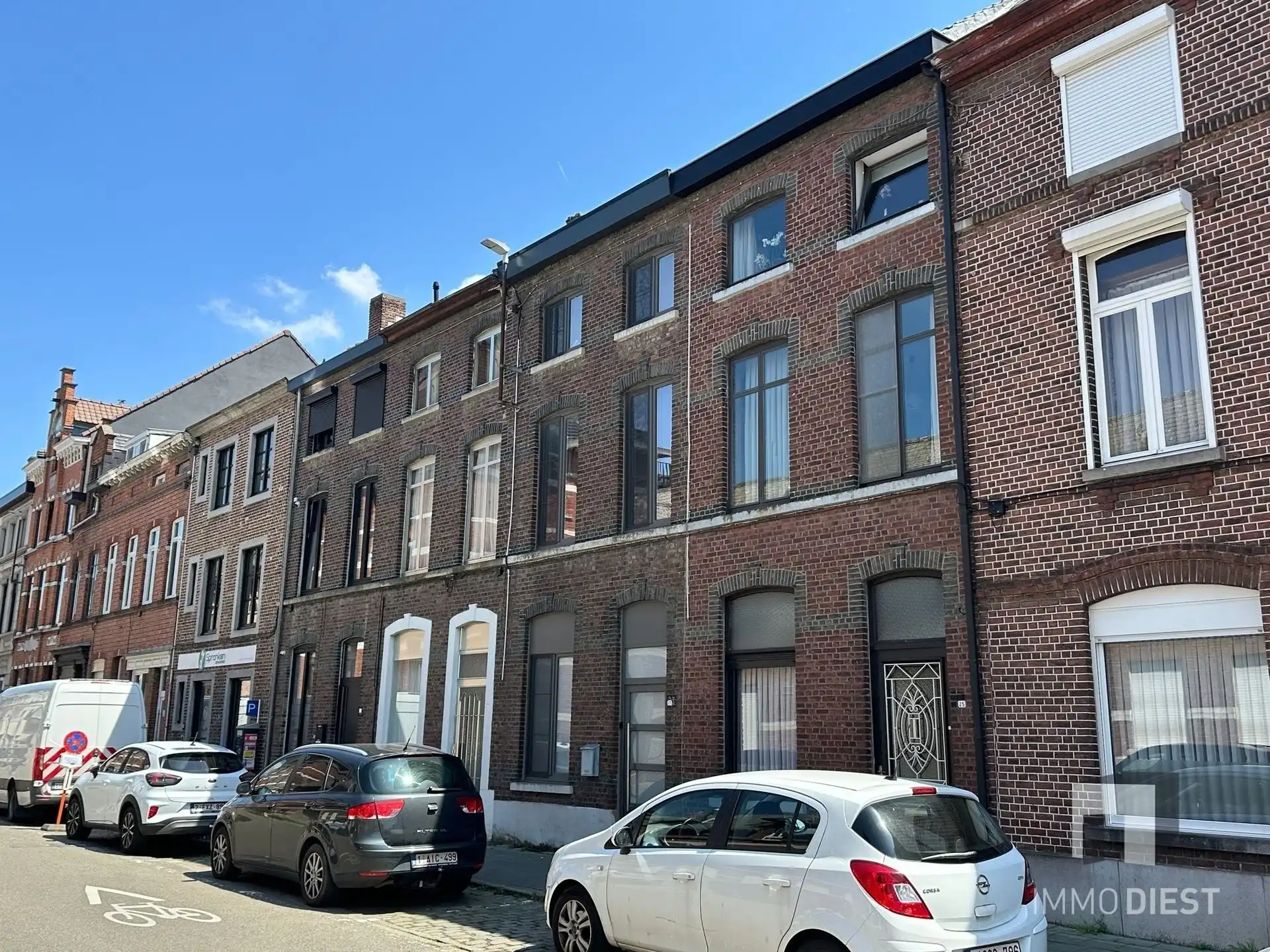 Energiezuinige woning met 3 slaapkamers, extra ingerichte leefruimte, zonnige stadstuin en garage in het centrum van Diest. foto 3