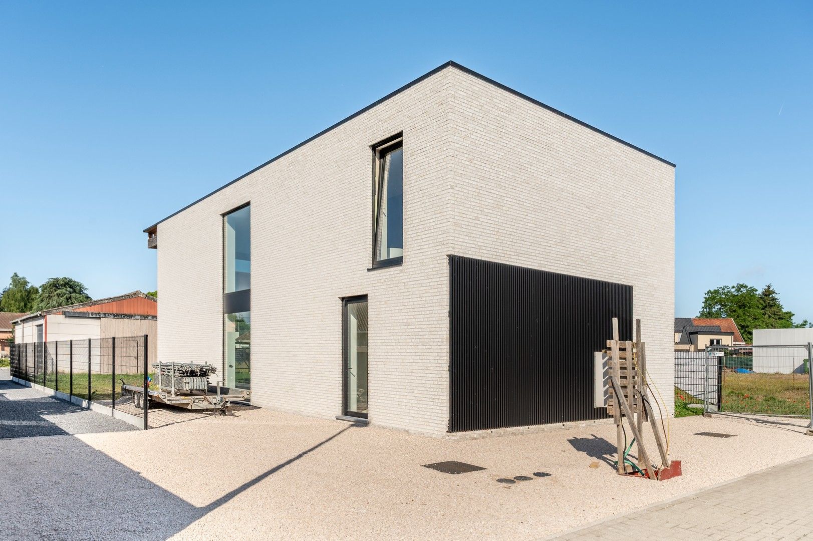 Moderne open bebouwing in oprichting met magazijn te Branst (Bornem) foto {{pictureIndex}}