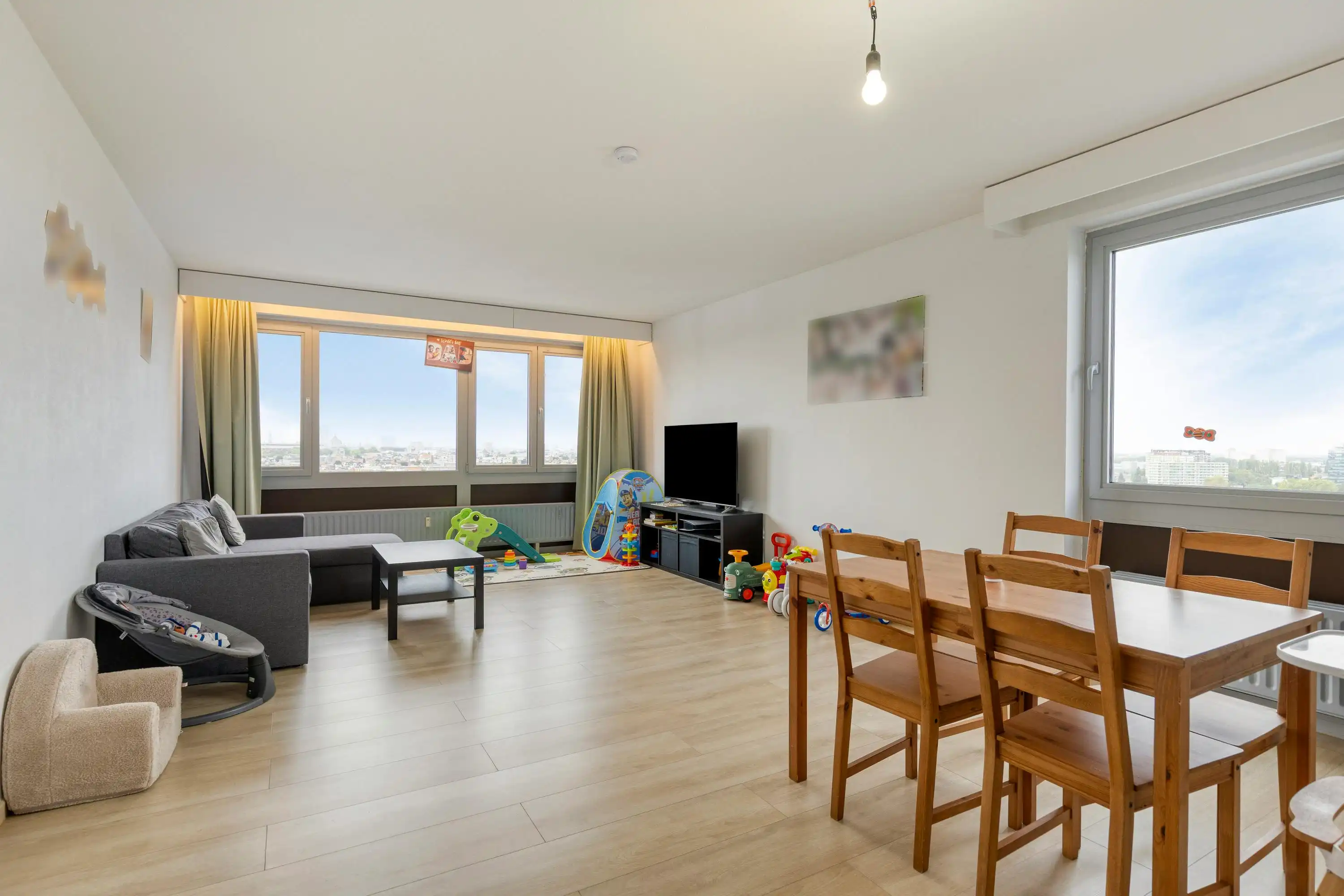 Instapklaar appartement op 13de verdieping te Borgerhout! foto {{pictureIndex}}