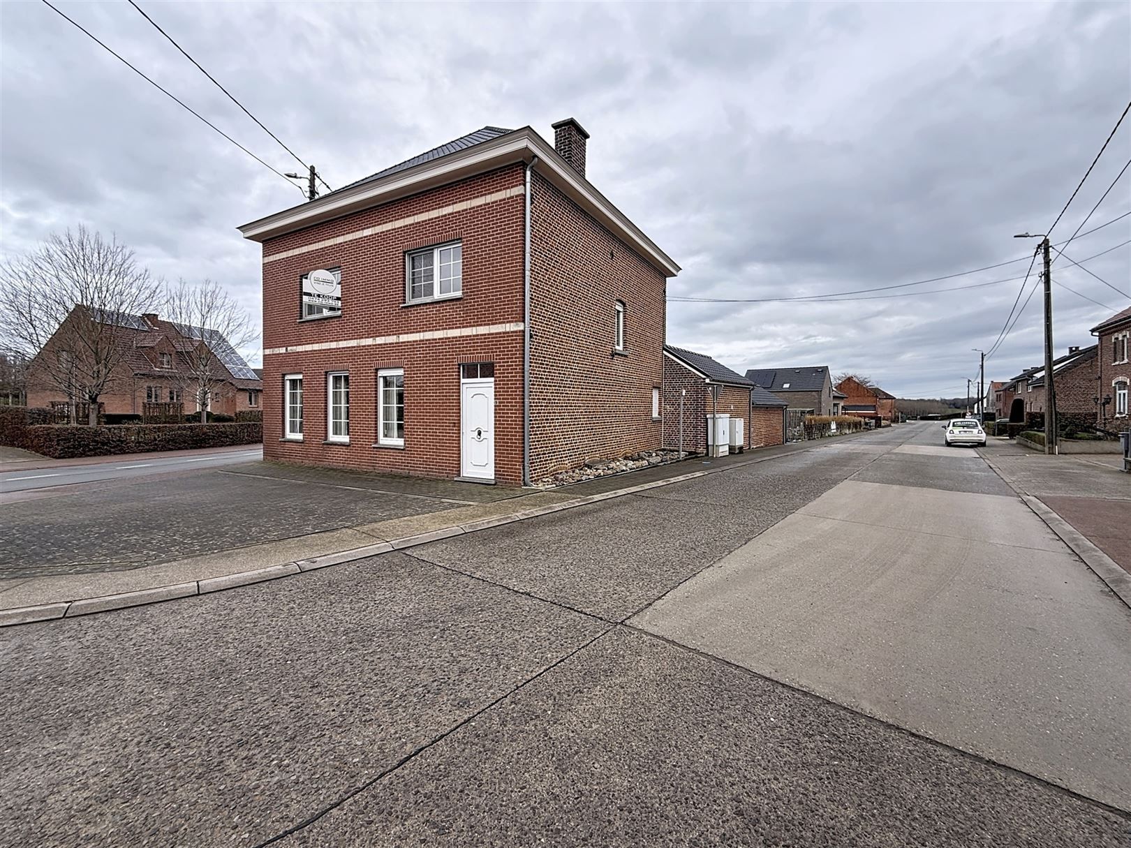 Hoofdfoto van de publicatie: Ruime woning met 4 slpks en verhuurde studio + tuin