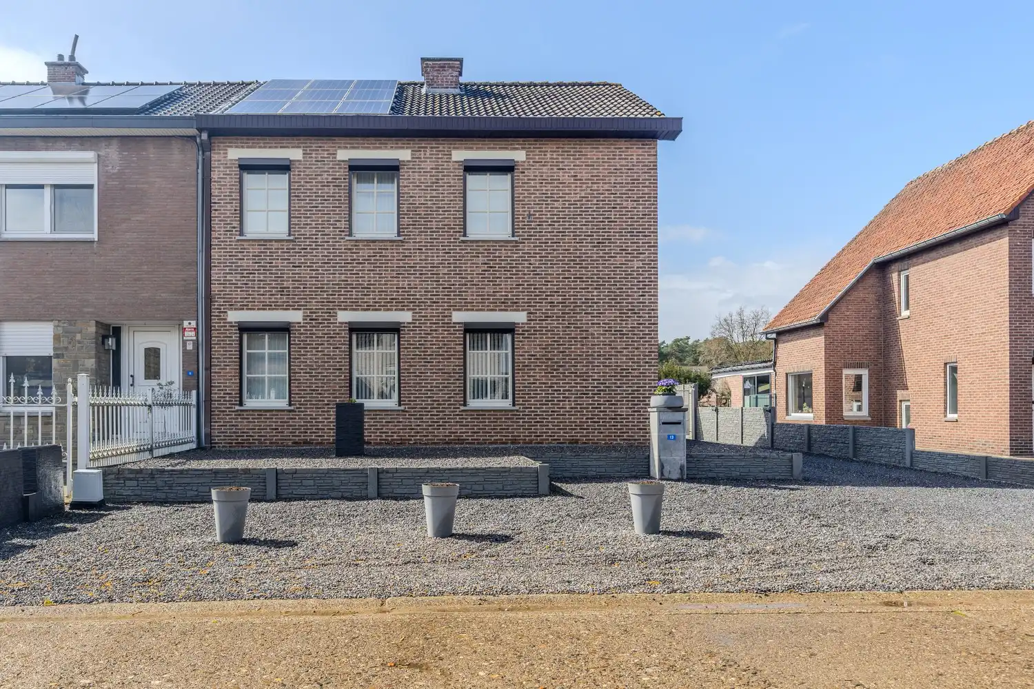 Instapklare woning met drie slaapkamers, ruime tuin en twee garageboxen in hartje Rekem! foto 2