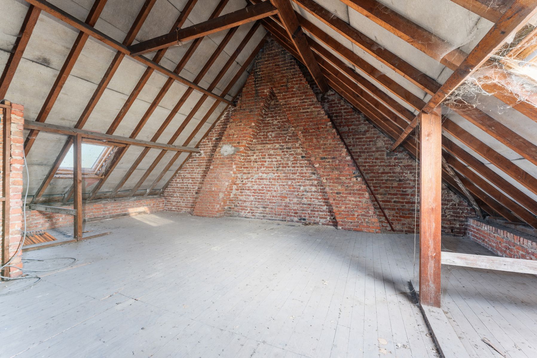 Ruime te renoveren woning met opslagplaats van 65 m² foto 15