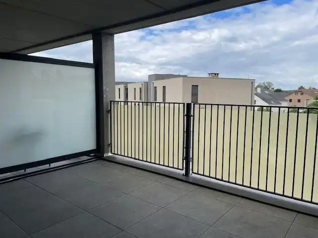 Appartement met 2 slaapkamers, ruim terras en parking foto 4