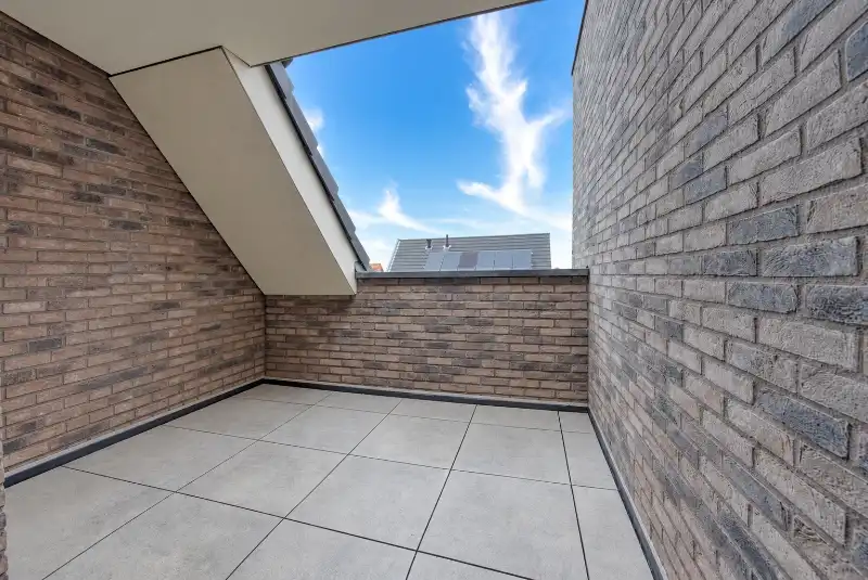 Energiezuinig duplexappartement met 2 slaapkamers, zonnepanelen, ruim terras, garage en parkeerplaats in Adegem foto 8