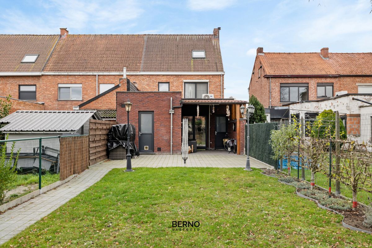 Ruime, gerenoveerde woning met knappe tuin foto 17