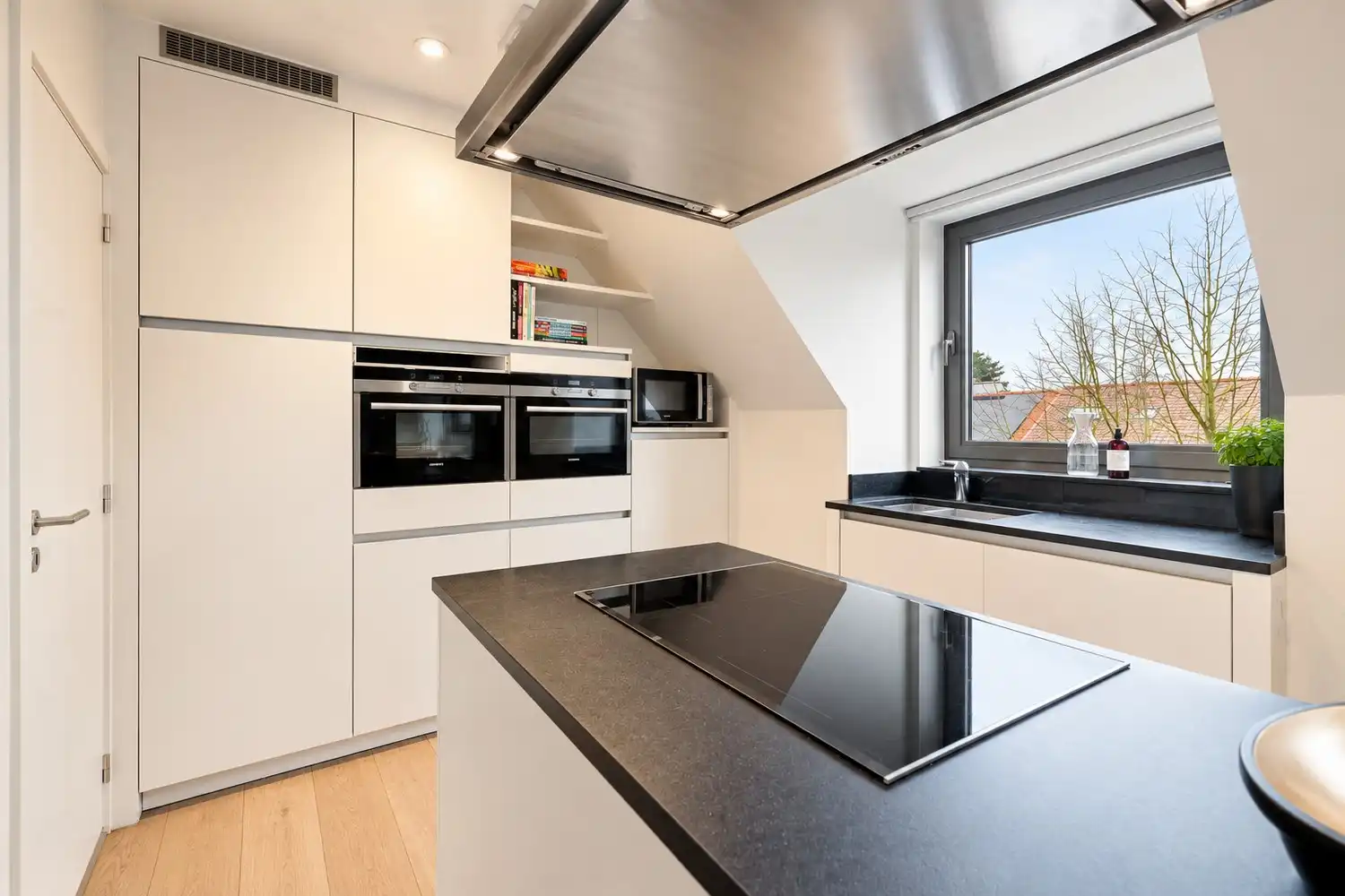 Groot zonnig duplex dakappartement met drie terrassen, twee slaapkamers, twee badkamers en parking. foto 6