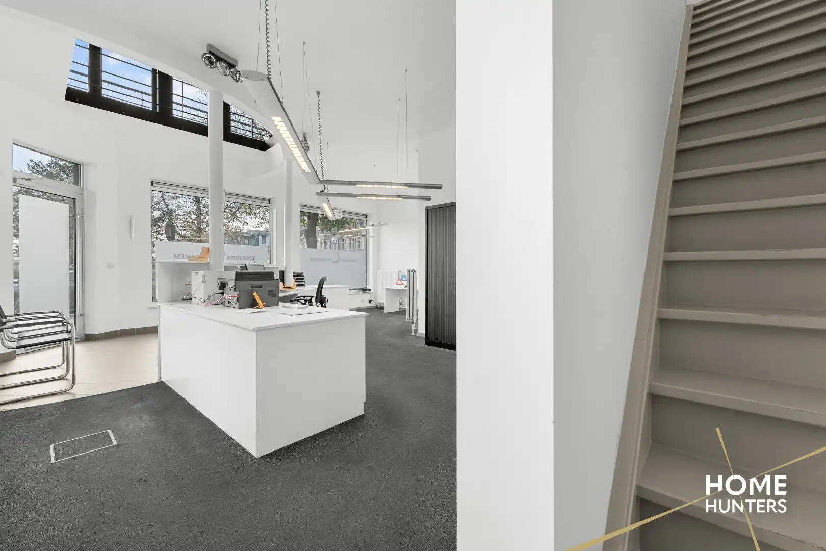 Kantoorruimte bestaande uit twee verdiepingen op het Colaertplein te Ieper foto 4