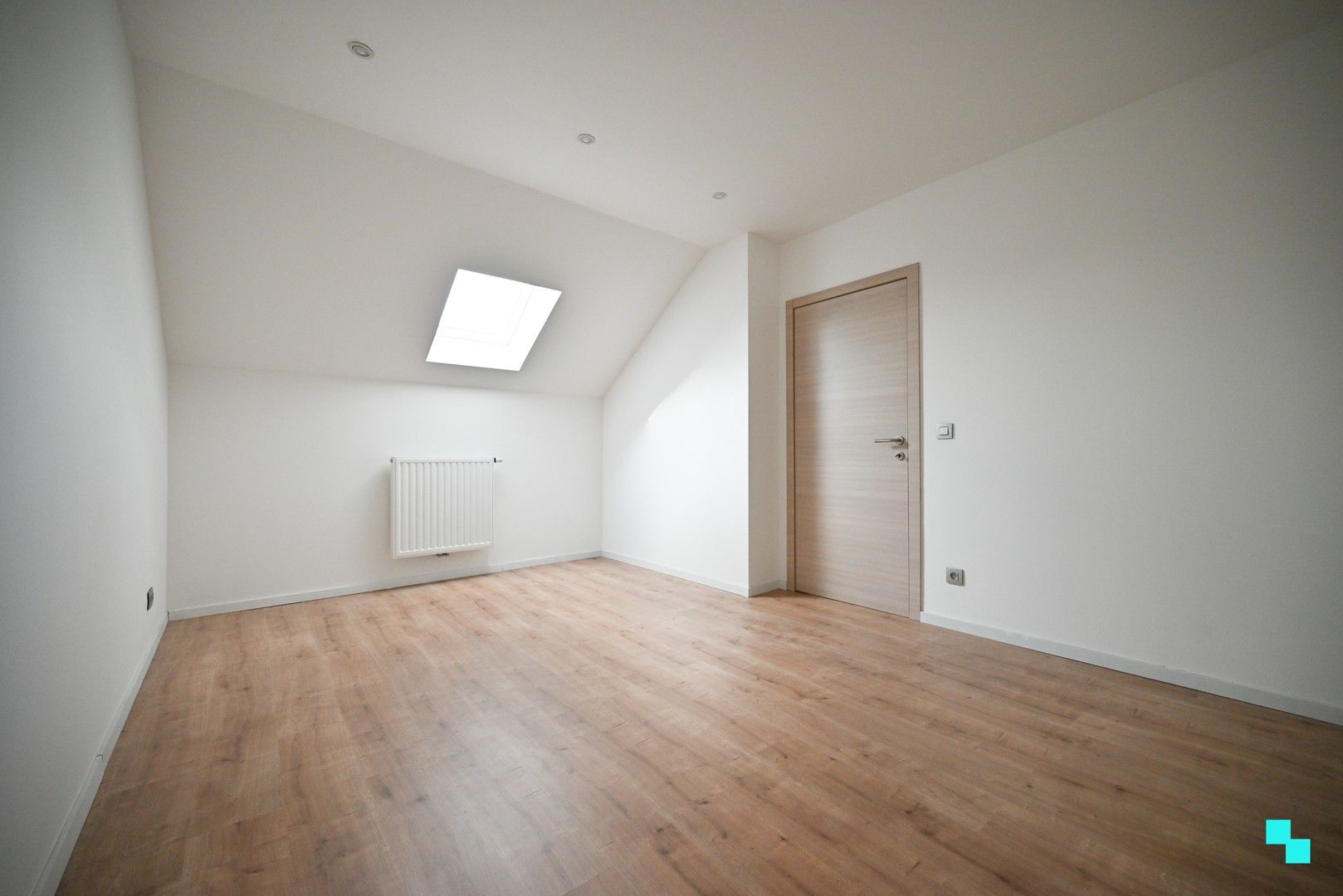 Compleet vernieuwde duplex met 4 slaapkamers en zonneterras in hartje Wevelgem foto 16