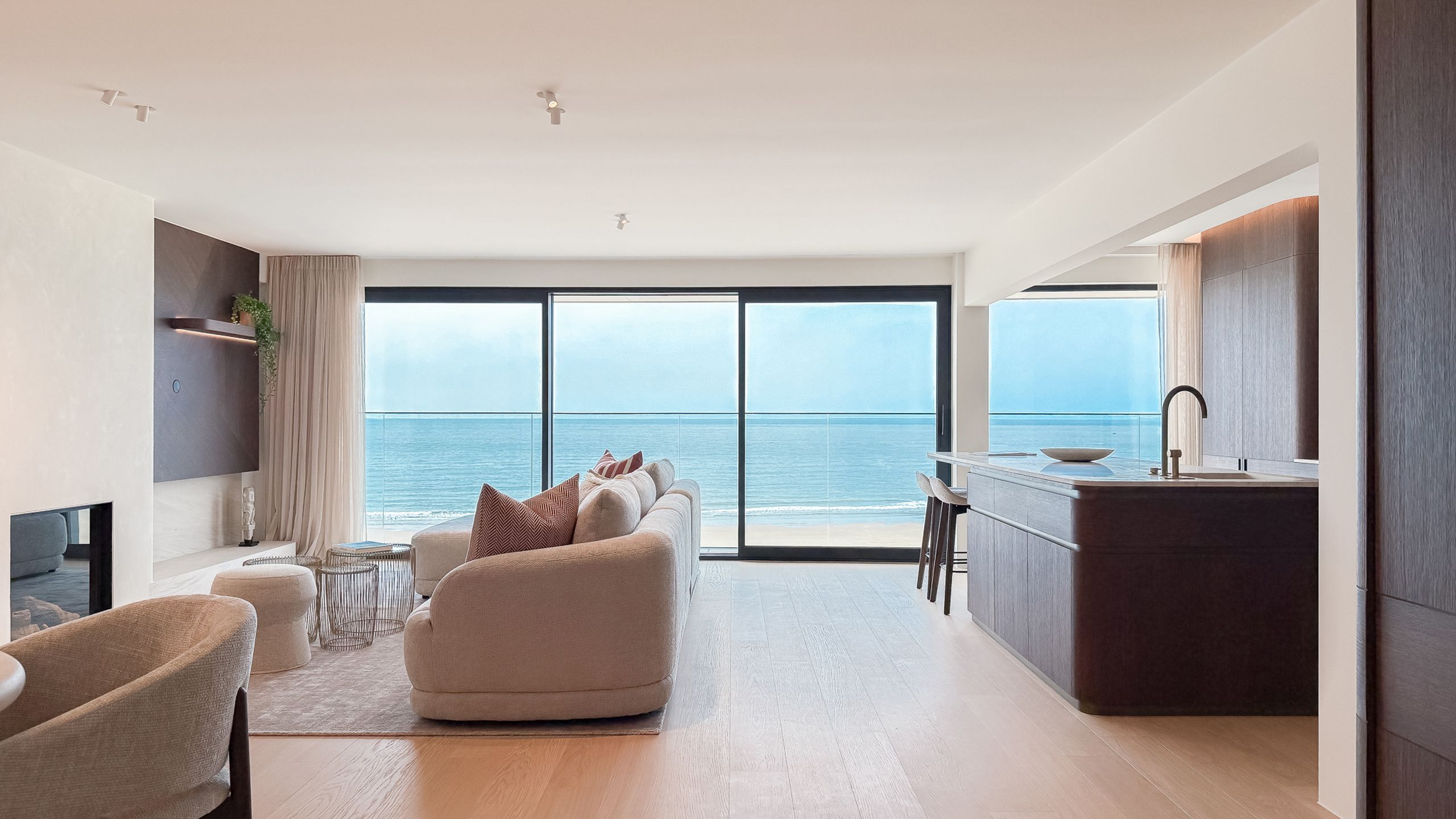 Stijlvol gerenoveerd appartement met zeezicht- ZEEDIJK ZOUTE foto 3