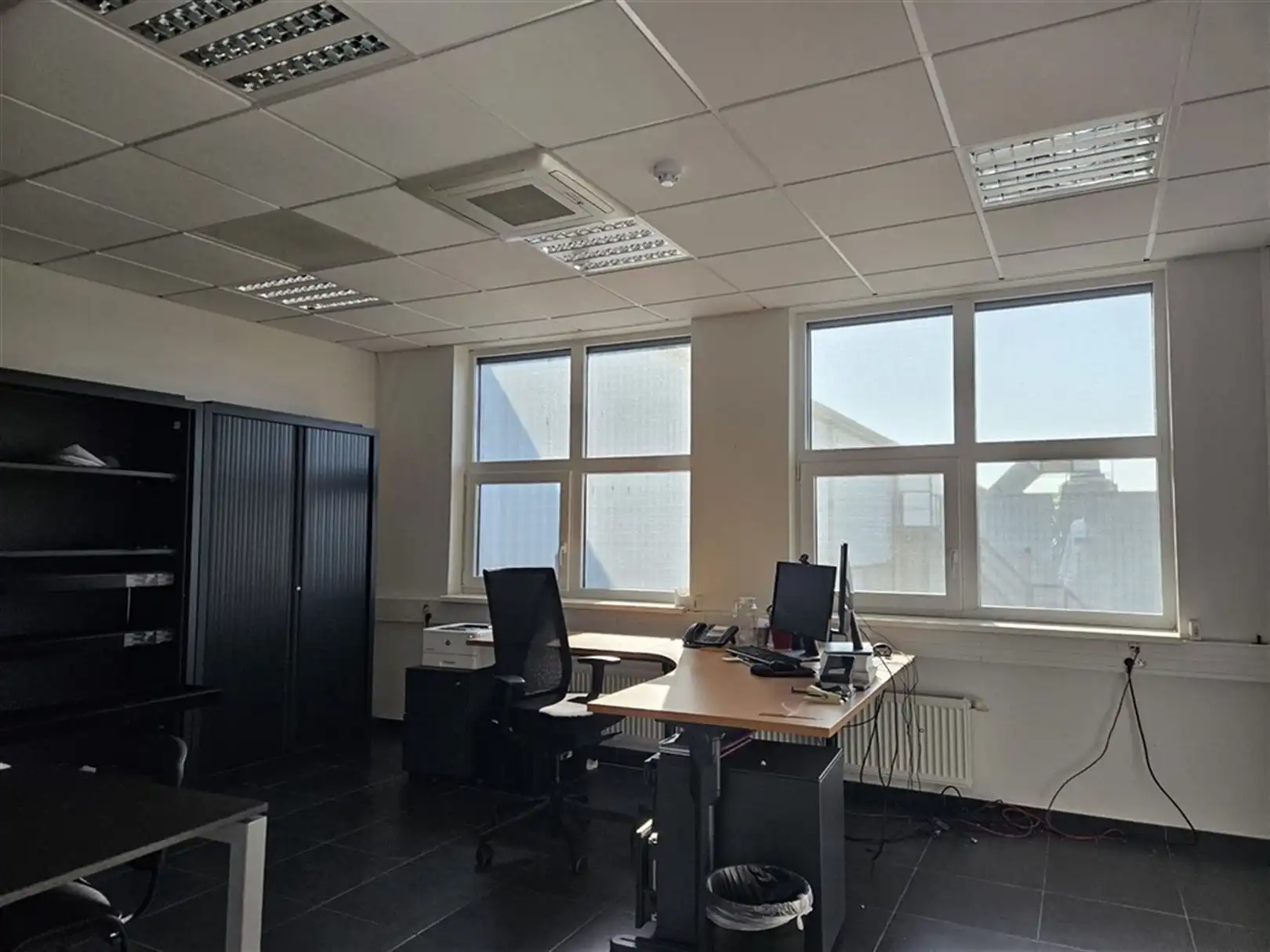 Magazijn met laad- en loskades en kantoren nabij R4 foto 25