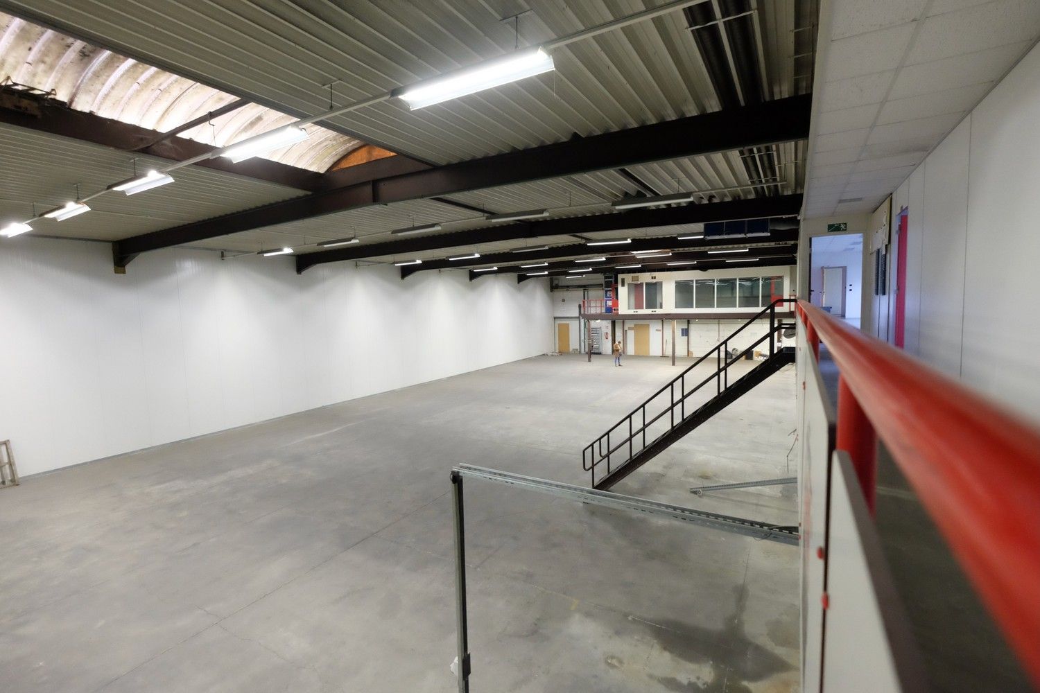 Bedrijfshal te huur met 1168 m² grondoppervlakte + 362 m² bureel/sociale ruimte foto 10