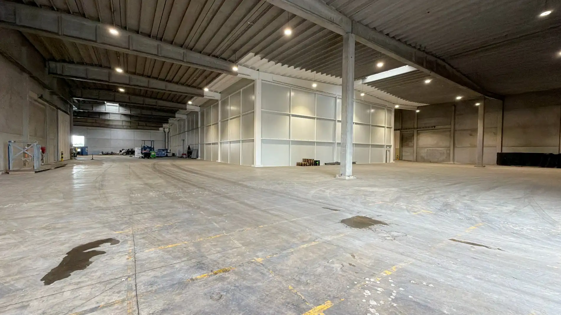 Magazijn met laadkade en nieuwbouw kantoren te huur in haven van Antwerpen foto 3