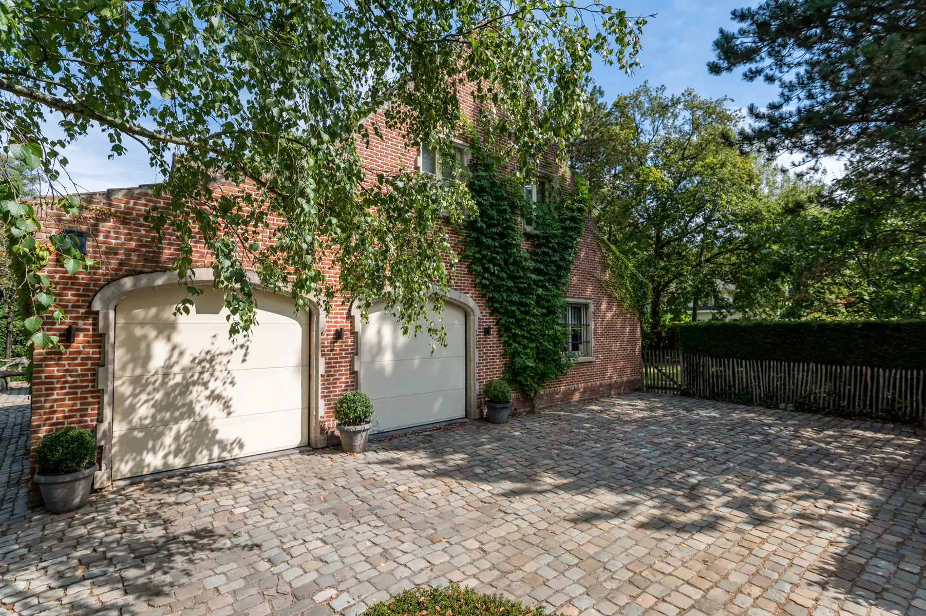 Ruime villa met aparte praktijkruimte op ca. 2.168 m2. foto 31